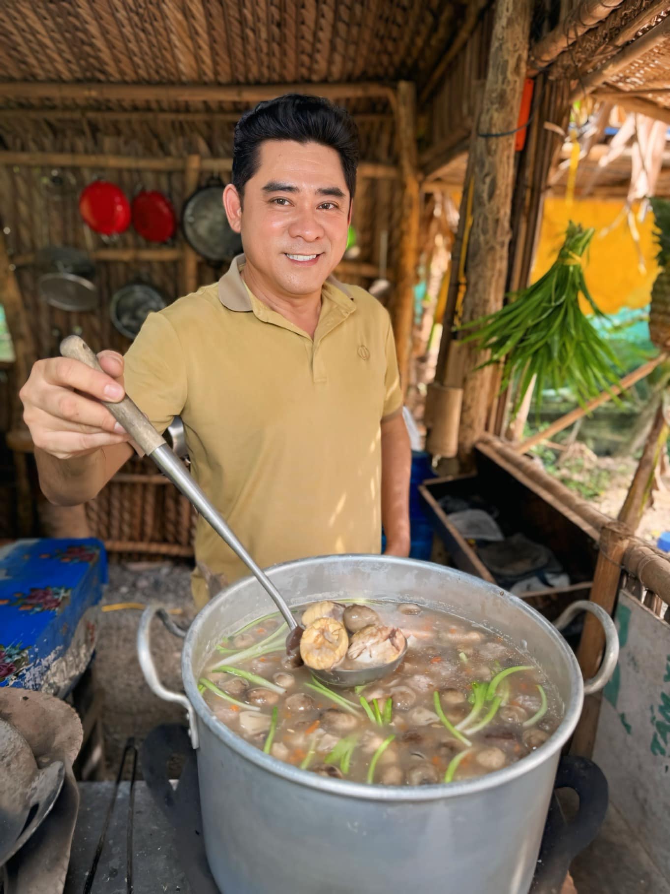 Tài tử đình đám Huỳnh Anh Tuấn trước khi bị đột quỵ: Nổi tiếng cả nước nhưng giấu kín vợ con, đời tư- Ảnh 2.