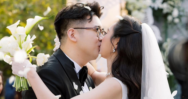 Hoa hậu Kỳ Duyên vừa bí mật tổ chức lễ cưới: Dâu rể khoá môi cực ngọt, khách mời vỏn vẹn 50 người 4757559792422678741417411840945726559345692n 17385433368951613718874 1738547281538 1738547281685890886923 566 162 1151 1279 crop 17385473583011796211867jpg