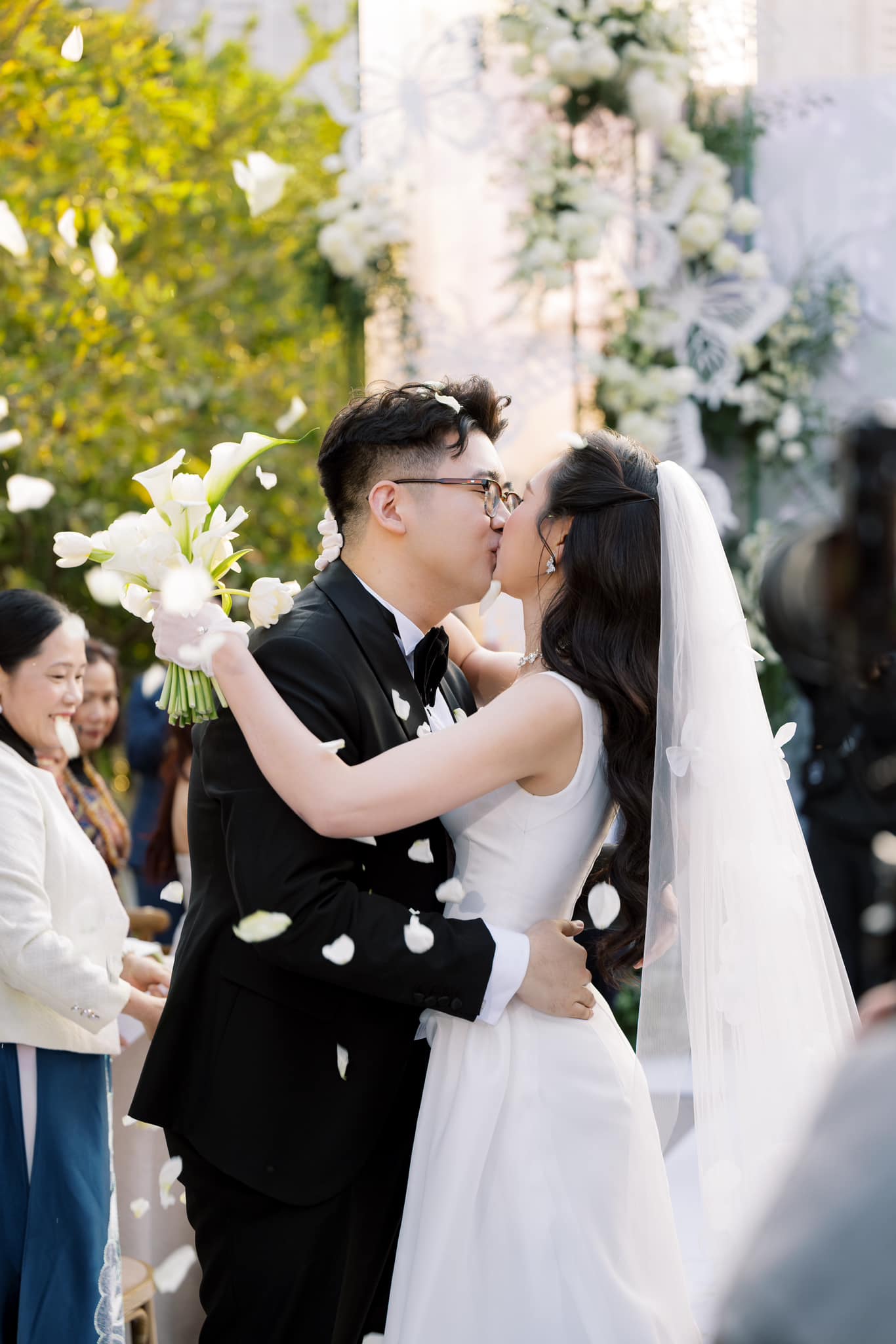 Hoa hậu Kỳ Duyên vừa bí mật tổ chức lễ cưới: Dâu rể khoá môi cực ngọt, khách mời vỏn vẹn 50 người- Ảnh 3. Hoa hậu Kỳ Duyên vừa bí mật tổ chức lễ cưới: Dâu rể khoá môi cực ngọt, khách mời vỏn vẹn 50 người- Ảnh 3.