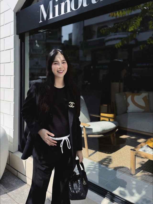 Mai Ngọc lần đầu để lộ cận vòng 2 lớn rõ khi mang thai ở tuổi 35, 1 điểm không giống các mẹ bỉm khác- Ảnh 4. Mai Ngọc lần đầu để lộ cận vòng 2 lớn rõ khi mang thai ở tuổi 35, 1 điểm không giống các mẹ bỉm khác- Ảnh 4.