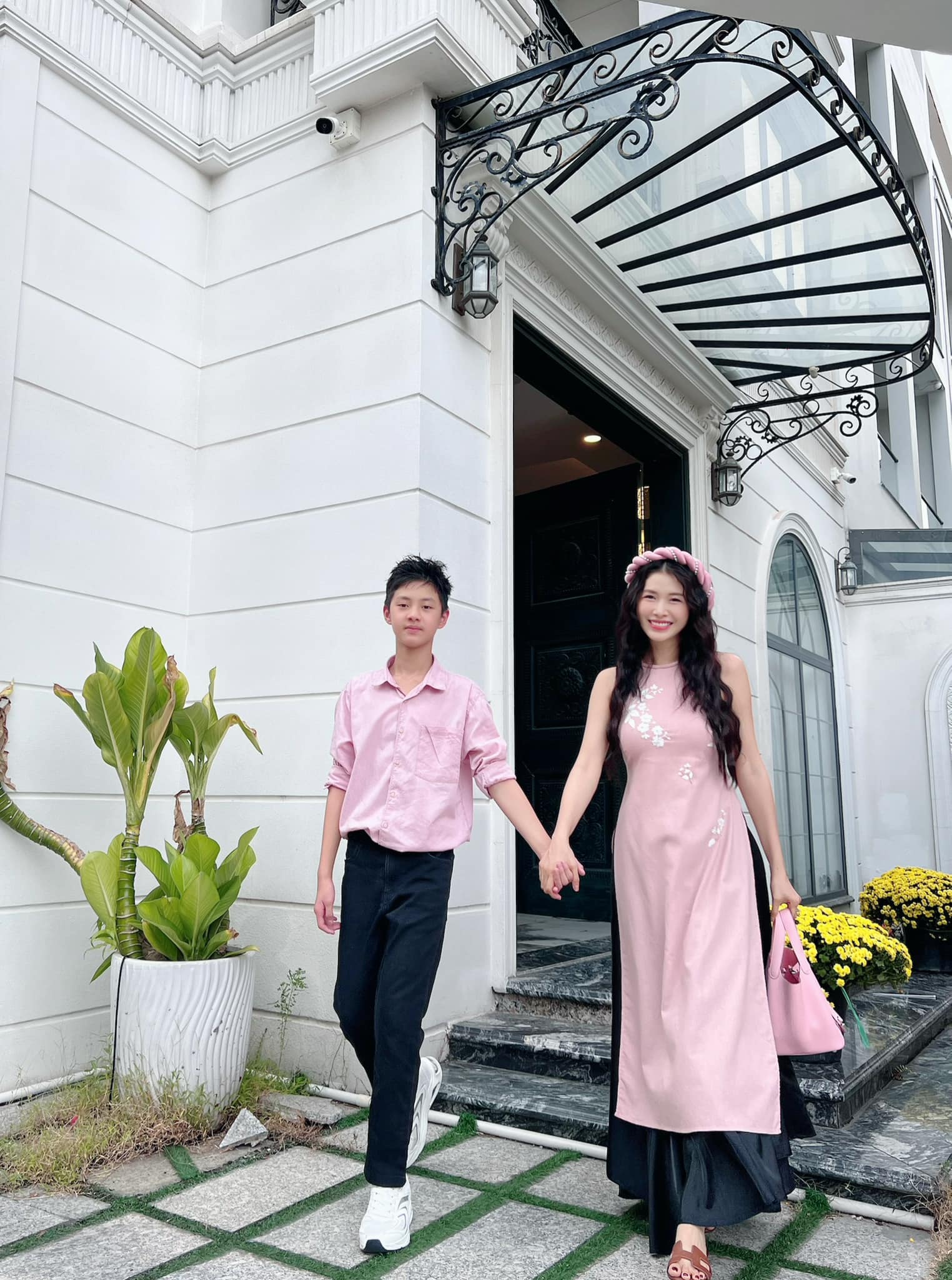 Cậu ấm của Vbiz: Bố mẹ sở hữu chuỗi BĐS khủng từ Việt Nam tới nước ngoài, có thành tích học tập đáng nể- Ảnh 8. Cậu ấm của Vbiz: Bố mẹ sở hữu chuỗi BĐS khủng từ Việt Nam tới nước ngoài, có thành tích học tập đáng nể- Ảnh 8.