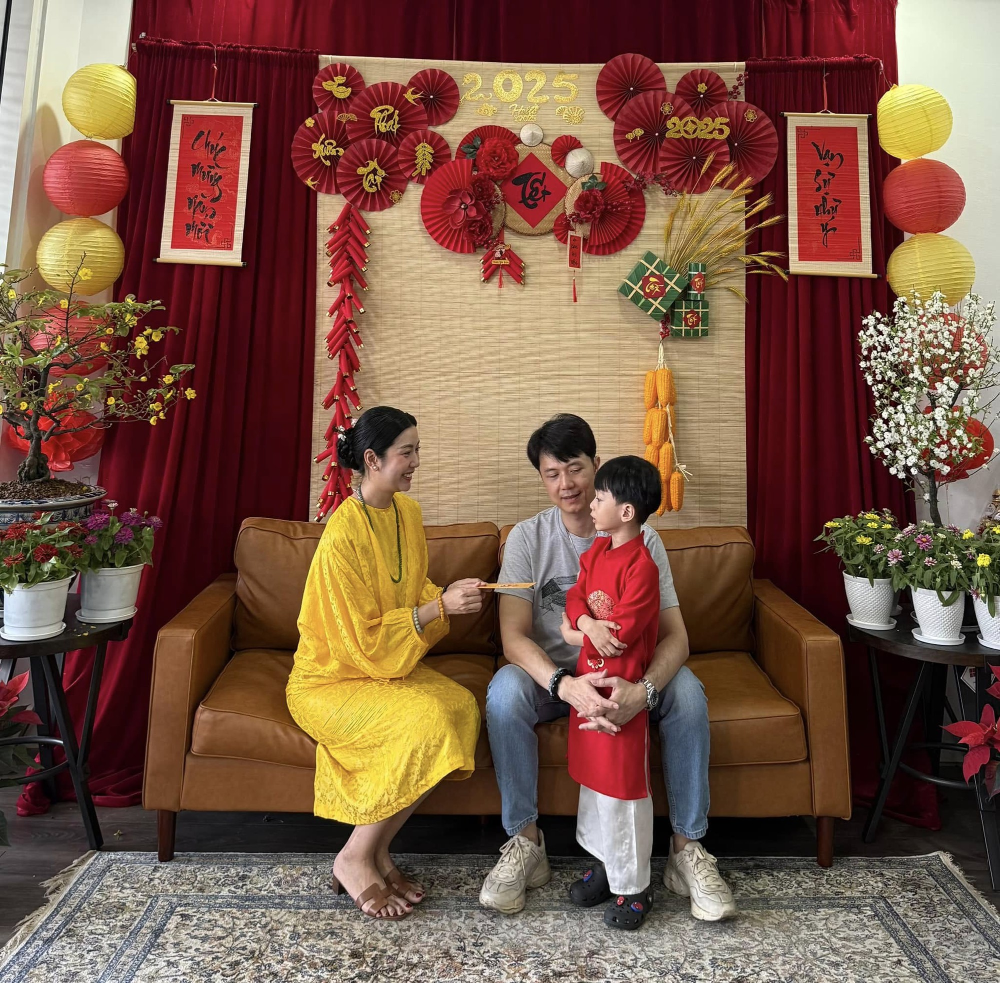 Nhóc tỳ Vbiz gia thế khủng: Họ nội toàn giáo sư và nhà văn hoá lớn, mẹ có học thức đáng gờm- Ảnh 9. Nhóc tỳ Vbiz gia thế khủng: Họ nội toàn giáo sư và nhà văn hoá lớn, mẹ có học thức đáng gờm- Ảnh 9.