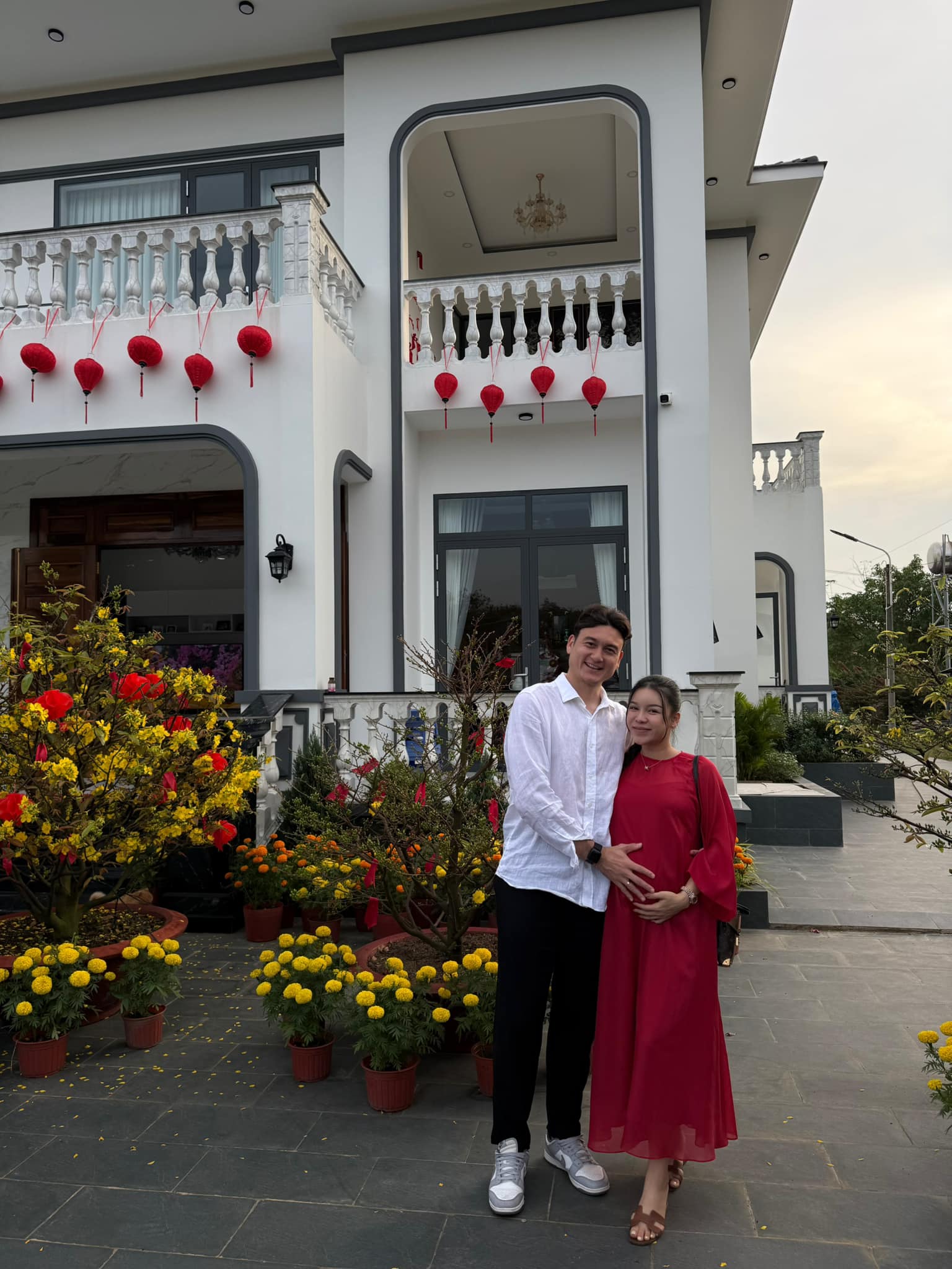 475794997_9362985050486452_6570045672128251644_n-1739934593-576-width1536height2048 Hình ảnh Văn Lâm và Yến Xuân hạnh phúc đón Tết vừa qua