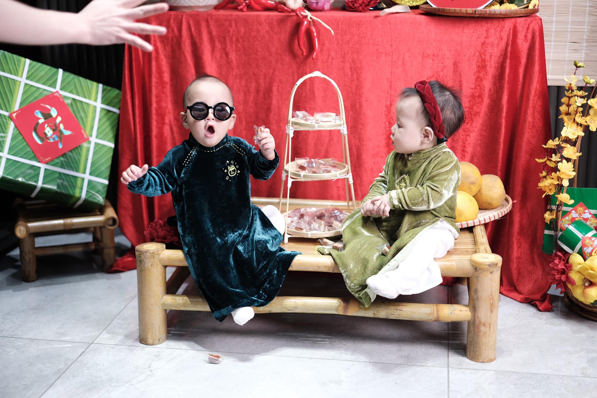 Cặp song sinh nhà Phương Oanh - shark Bình gây cười với loạt biểu cảm cực tinh nghịch- Ảnh 4. Cặp song sinh nhà Phương Oanh - shark Bình gây cười với loạt biểu cảm cực tinh nghịch- Ảnh 4.