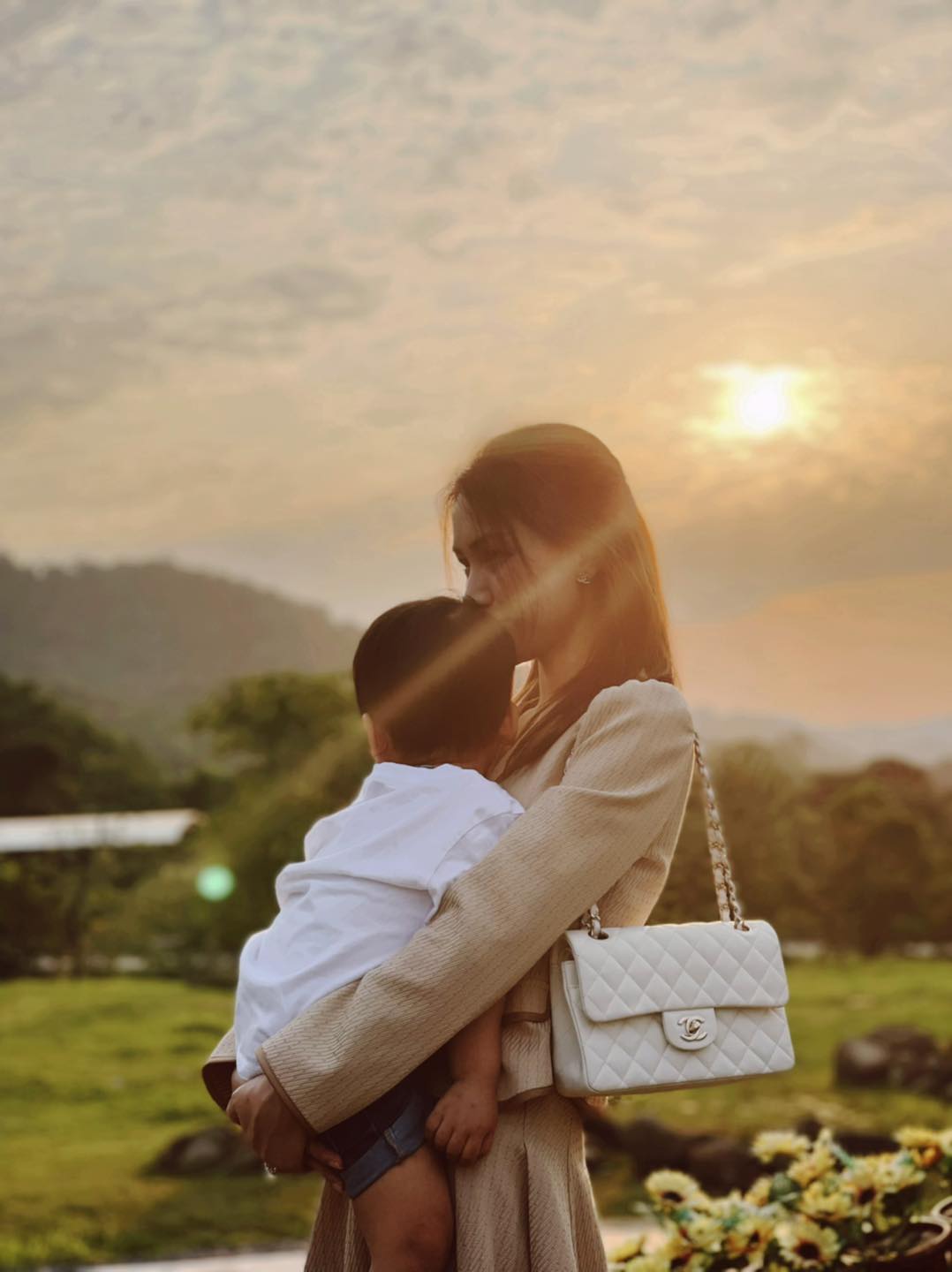 "Hot boy nhí" có gần 2 triệu người si mê trên MXH: Con trai của nữ ca sĩ nổi tiếng, mới 5 tuổi đã cực kỳ hiểu chuyện và tình cảm 4758234216848586372117586924421684289079293n 17530224215791729609939 1753023903725 1753023904045441929967