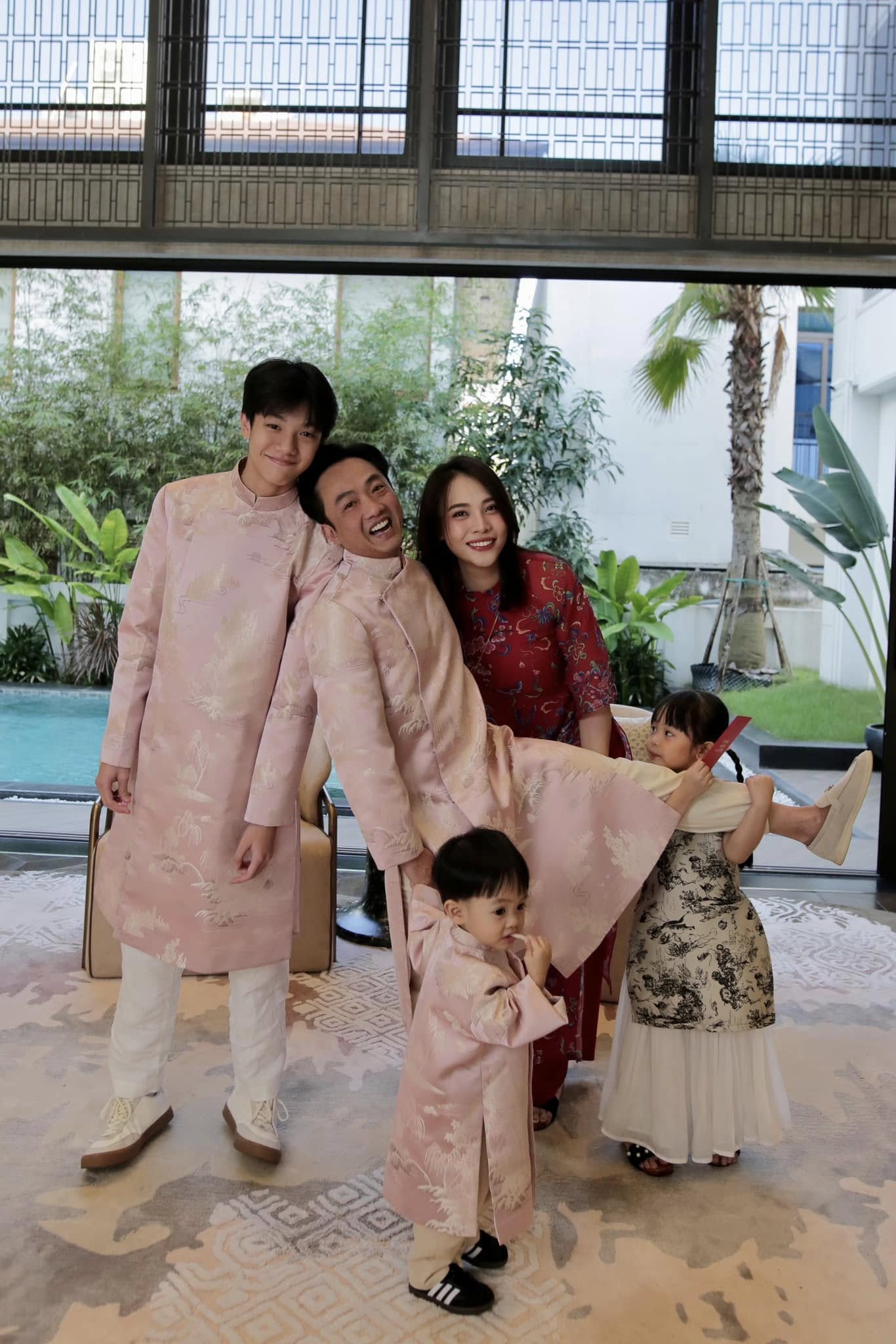 Subeo bị soi vắng mặt trong ảnh gia đình, Cường Đô La nói đúng 1 câu- Ảnh 4. Subeo bị soi vắng mặt trong ảnh gia đình, Cường Đô La nói đúng 1 câu- Ảnh 4.