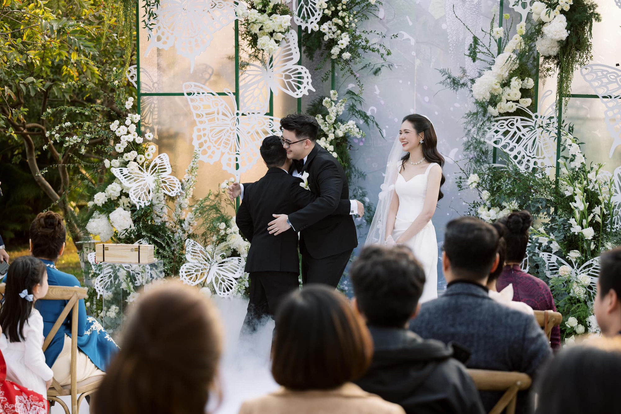 Hoa hậu Kỳ Duyên vừa bí mật tổ chức lễ cưới: Dâu rể khoá môi cực ngọt, khách mời vỏn vẹn 50 người- Ảnh 1. Hoa hậu Kỳ Duyên vừa bí mật tổ chức lễ cưới: Dâu rể khoá môi cực ngọt, khách mời vỏn vẹn 50 người- Ảnh 1.