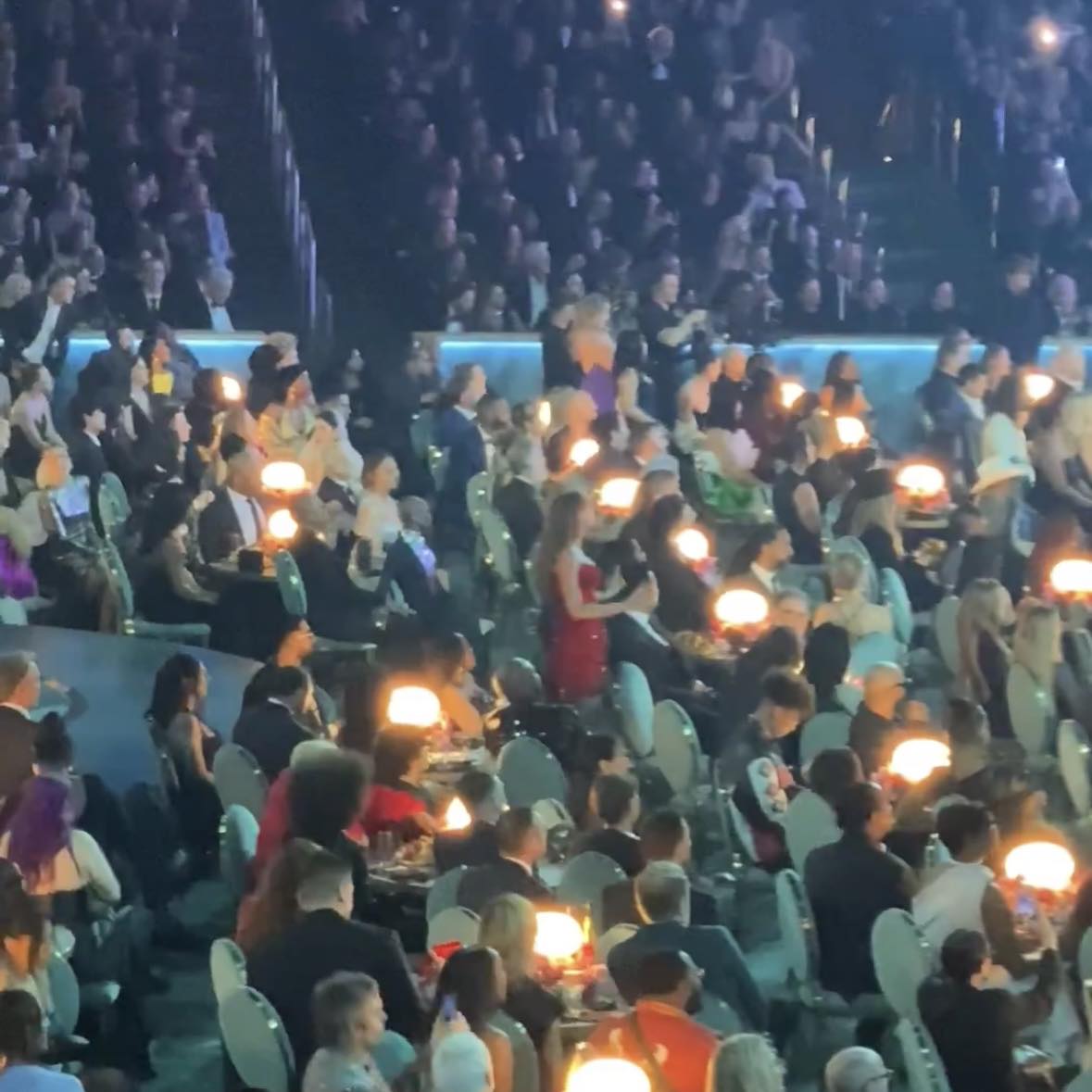 Độc nhất vô nhị tại Grammy 2025: Taylor Swift 1 mình làm hành động lạ giữa lễ trao giải, biết lý do càng bất ngờ hơn- Ảnh 1. Độc nhất vô nhị tại Grammy 2025: Taylor Swift 1 mình làm hành động lạ giữa lễ trao giải, biết lý do càng bất ngờ hơn- Ảnh 1.