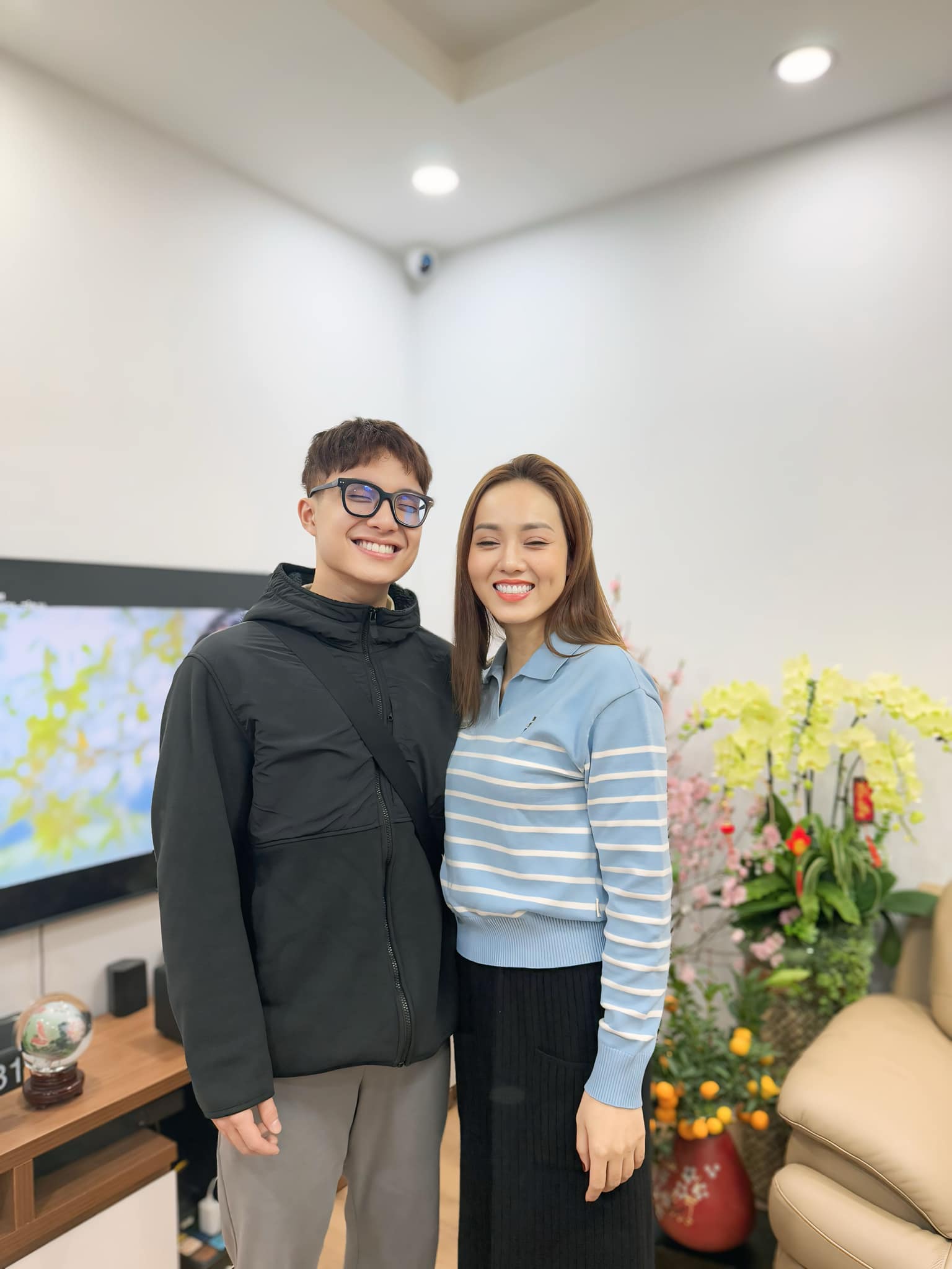 Vợ NSND Công Lý thân thiết với con trai riêng của chồng- Ảnh 2.