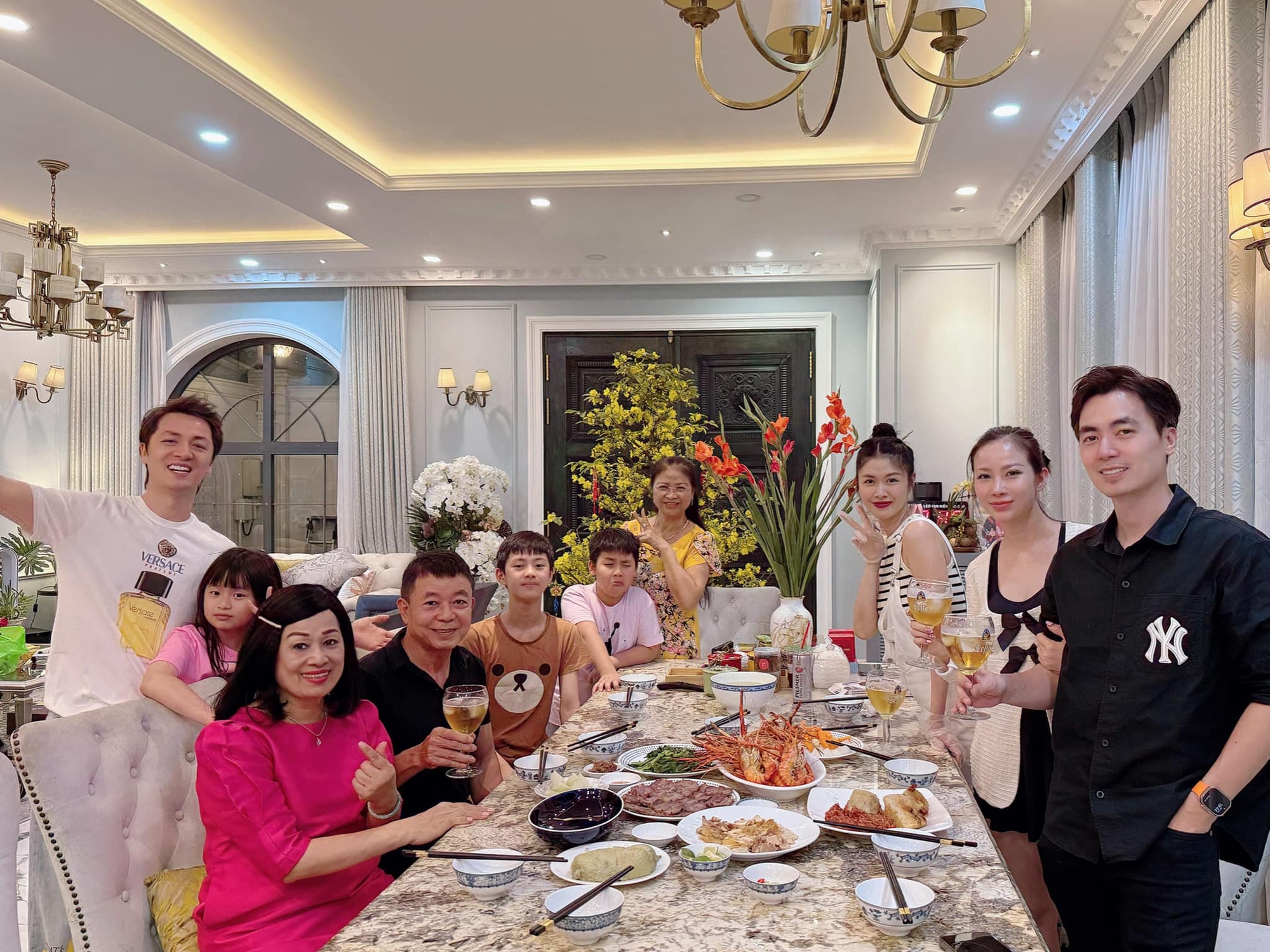 Cậu ấm của Vbiz: Bố mẹ sở hữu chuỗi BĐS khủng từ Việt Nam tới nước ngoài, có thành tích học tập đáng nể- Ảnh 2. Cậu ấm của Vbiz: Bố mẹ sở hữu chuỗi BĐS khủng từ Việt Nam tới nước ngoài, có thành tích học tập đáng nể- Ảnh 2.