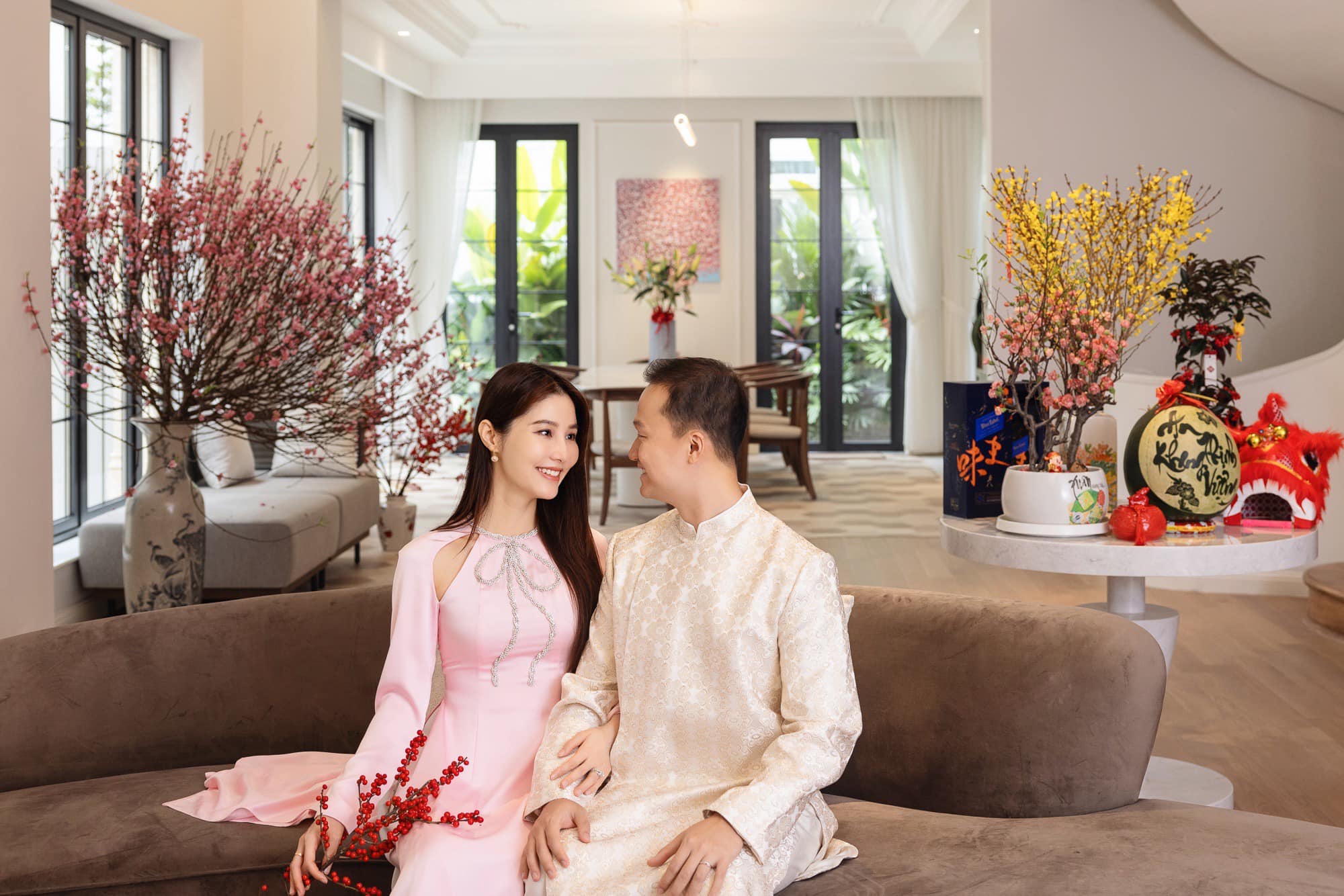 Người đẹp showbiz Việt làm dâu hào môn của gia tộc kín tiếng: Được bố mẹ chồng tặng biệt thự siêu đắt đỏ, sống đời thượng lưu nhưng không phô trương- Ảnh 2.