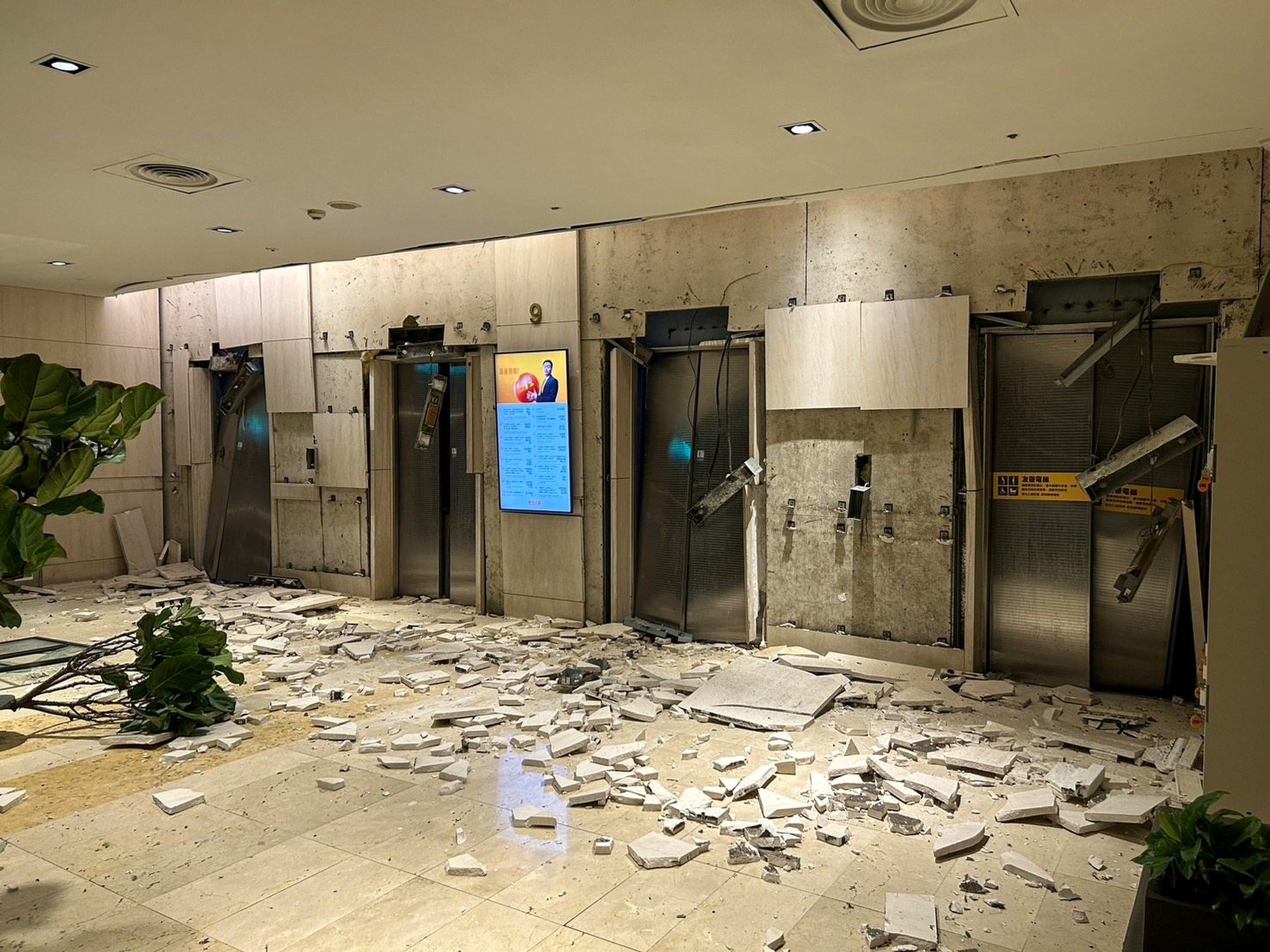 Hiện trường vụ nổ khí gas kinh hoàng tại trung tâm thương mại ở Đài Loan (Trung Quốc) khiến hàng chục người thương vong, nhân chứng kể lại thời khắc kinh hoàng- Ảnh 3. Hiện trường vụ nổ khí gas kinh hoàng tại trung tâm thương mại ở Đài Loan (Trung Quốc) khiến hàng chục người thương vong, nhân chứng kể lại thời khắc kinh hoàng- Ảnh 3.