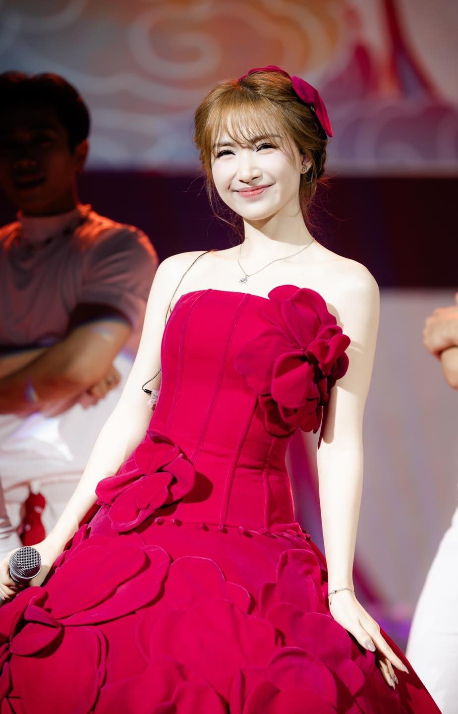 476930653-1174561967360785-2467744647708085687-n-702-3592-1743639969-641-width924height1440 Ca khúc châm biếm môi trường mạng hiện nay - 3