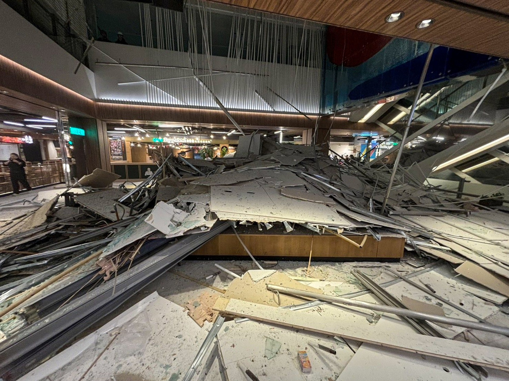 Hiện trường vụ nổ khí gas kinh hoàng tại trung tâm thương mại ở Đài Loan (Trung Quốc) khiến hàng chục người thương vong, nhân chứng kể lại thời khắc kinh hoàng- Ảnh 5. Hiện trường vụ nổ khí gas kinh hoàng tại trung tâm thương mại ở Đài Loan (Trung Quốc) khiến hàng chục người thương vong, nhân chứng kể lại thời khắc kinh hoàng- Ảnh 5.