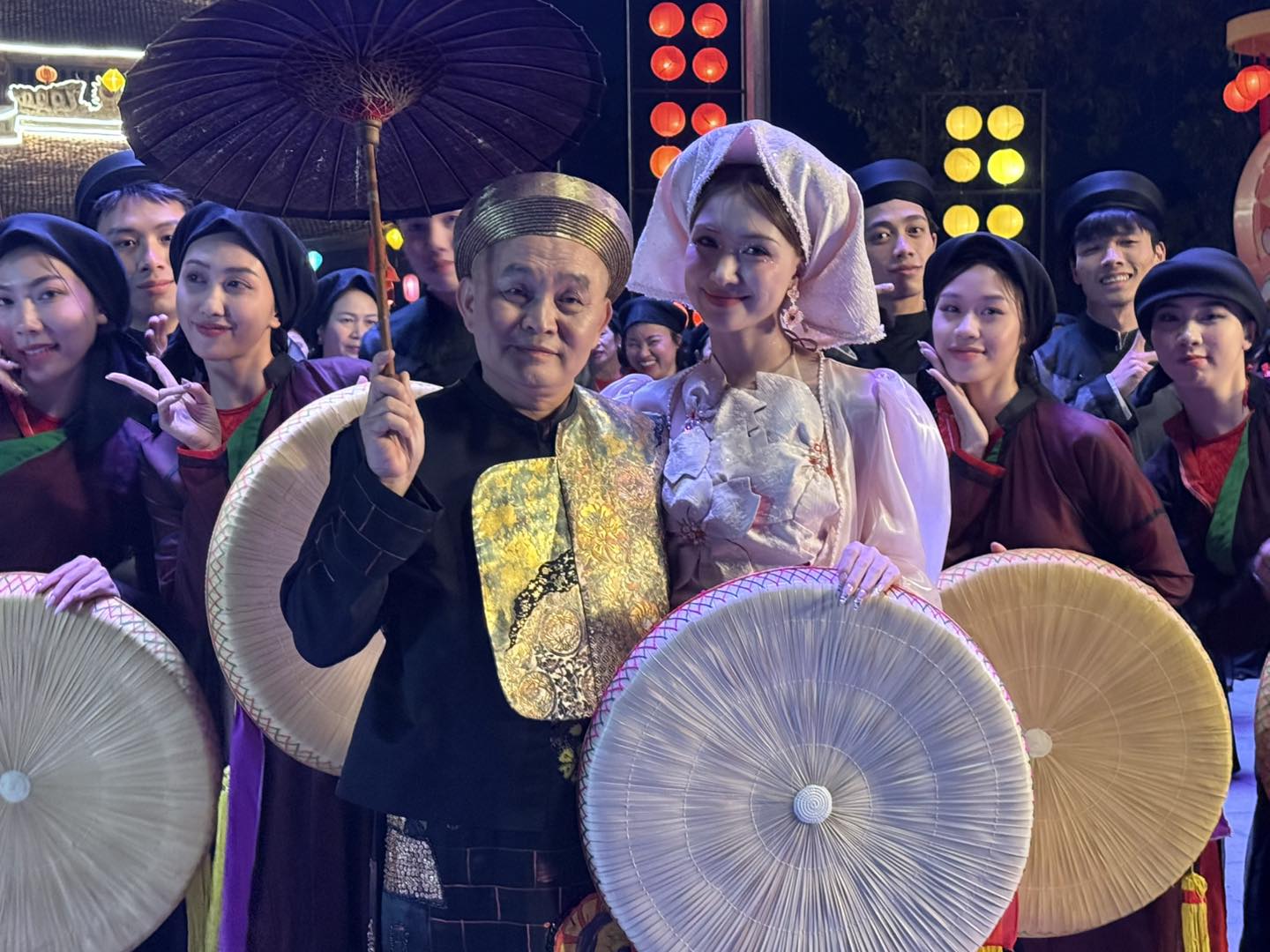 NSƯT Xuân Hinh than thở gì với Hòa Minzy?- Ảnh 5. NSƯT Xuân Hinh than thở gì với Hòa Minzy?- Ảnh 5.