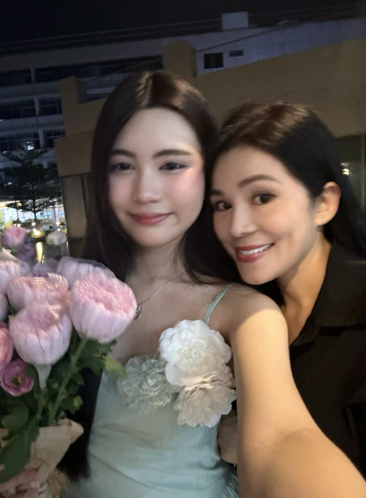 Hết Lọ Lem đến lượt Hạt Dẻ gặp