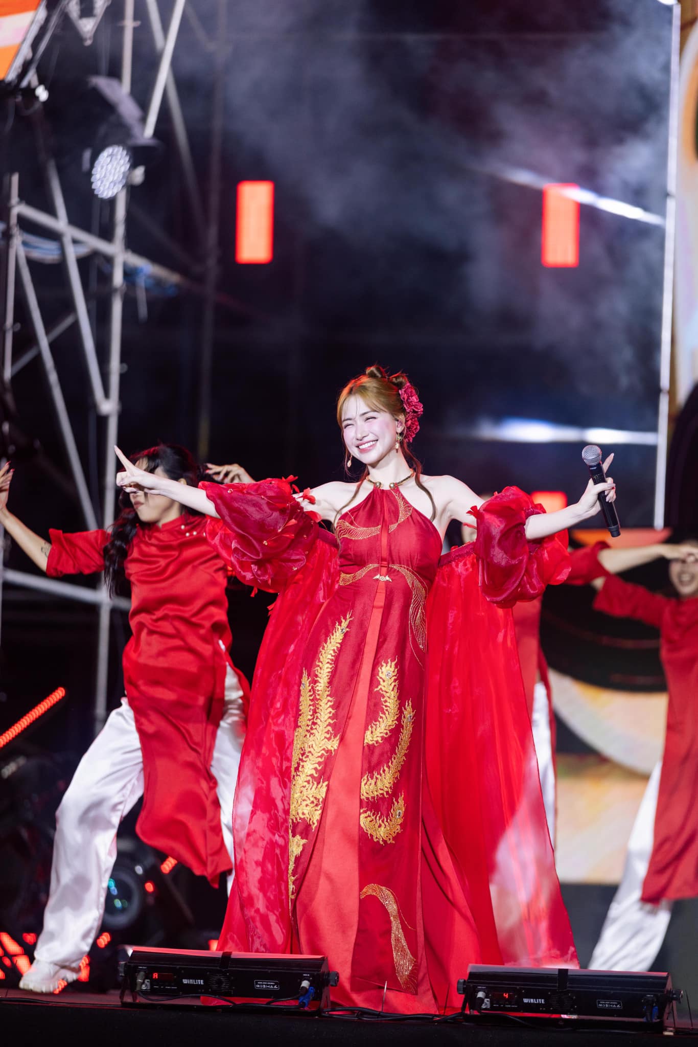 Hòa Minzy nhận khen thưởng từ lãnh đạo tỉnh Bắc Ninh- Ảnh 9. Hòa Minzy nhận khen thưởng từ lãnh đạo tỉnh Bắc Ninh- Ảnh 9.