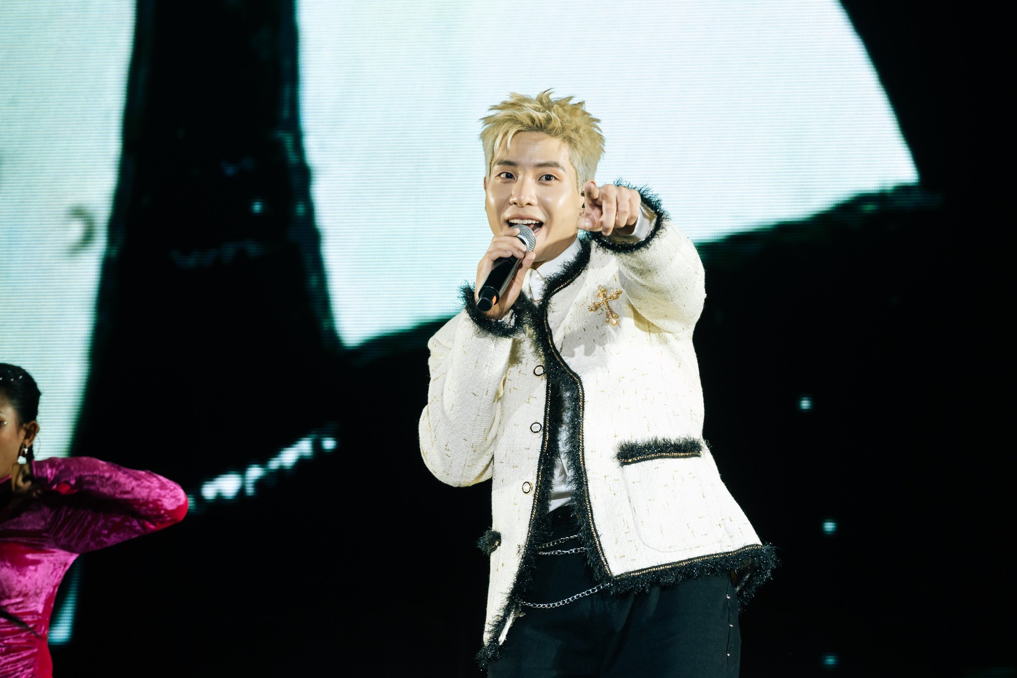 Cặp đôi Anh trai - hot girl bí mật lập gia đình có con nhưng bị