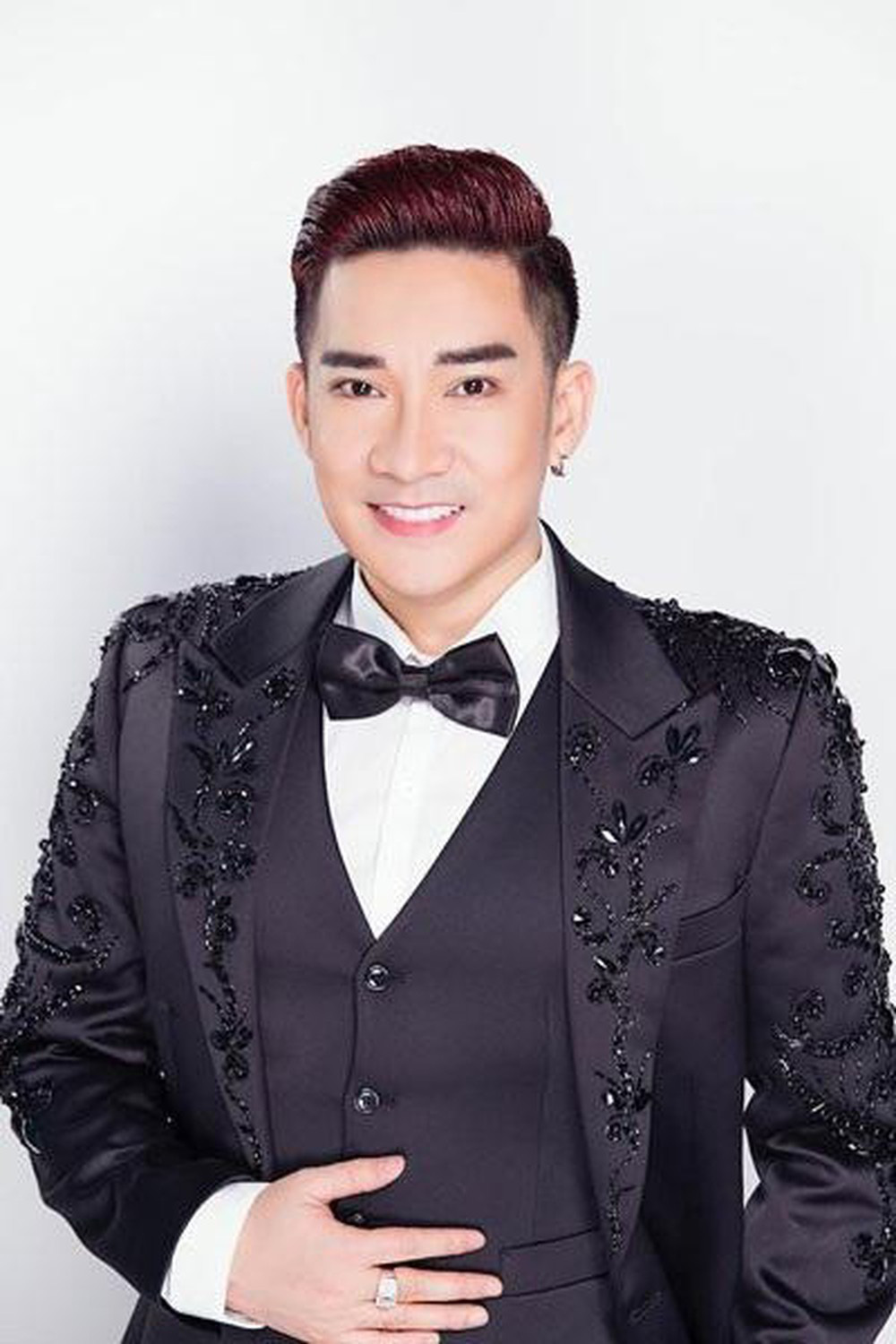 Sao nam Vbiz mua nhà 140 cây vàng từ 20 năm trước: BĐS trải khắp từ Bắc vào Nam, hiện tại vẫn lẻ bóng- Ảnh 1. Sao nam Vbiz mua nhà 140 cây vàng từ 20 năm trước: BĐS trải khắp từ Bắc vào Nam, hiện tại vẫn lẻ bóng- Ảnh 1.