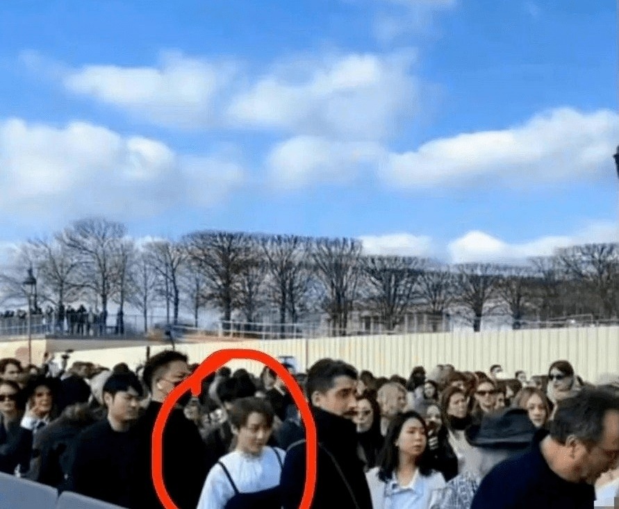 Lưu Diệc Phi nghi bị chèn ép trước Lisa (BLACKPINK) đến không có chỗ để thở, chuyện gì đây?- Ảnh 5. Lưu Diệc Phi nghi bị chèn ép trước Lisa (BLACKPINK) đến không có chỗ để thở, chuyện gì đây?- Ảnh 5.