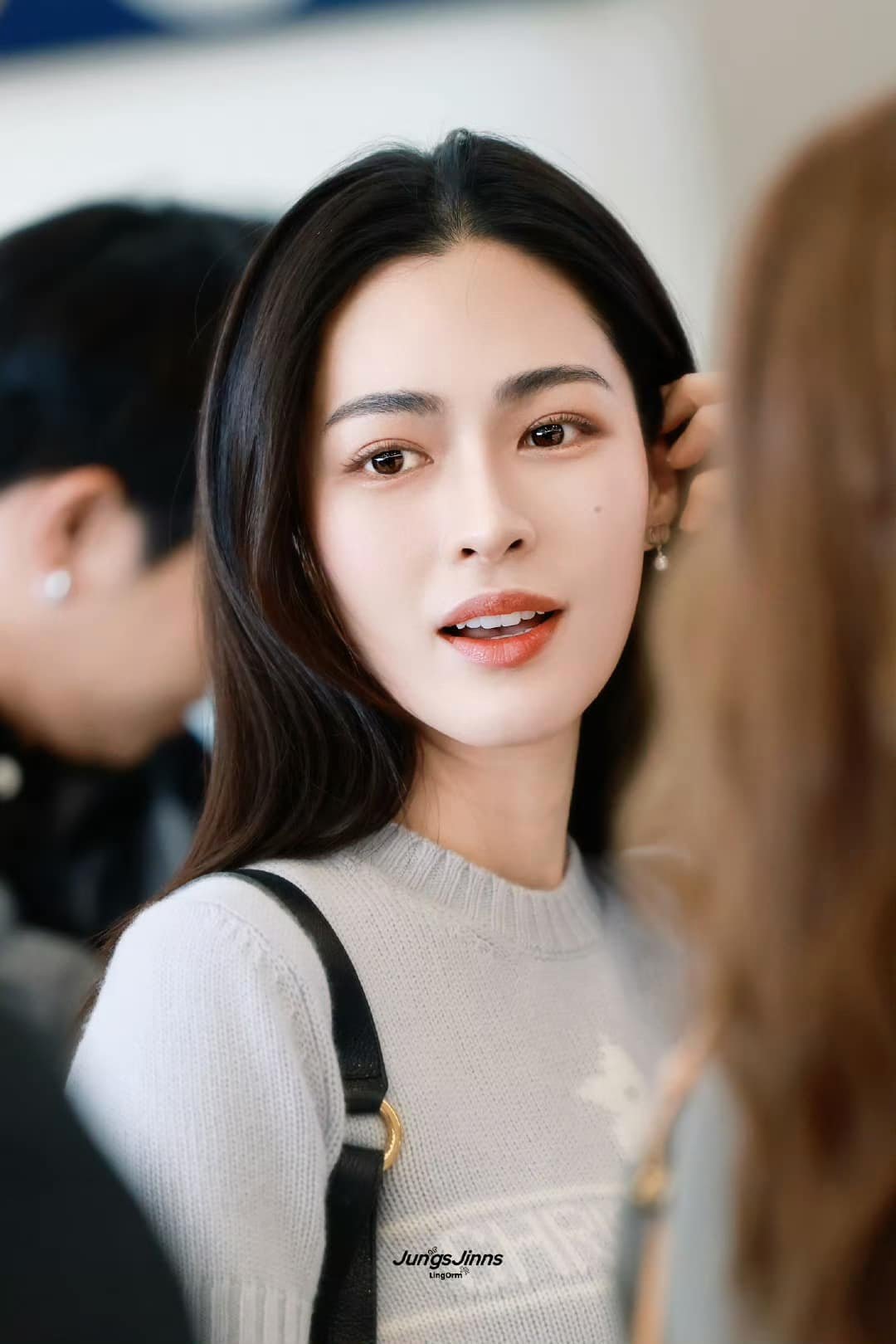 Tân Sơn Nhất chật kín fan vì cặp đôi bách hợp hot nhất Thái Lan, nhìn đến nhan sắc mà