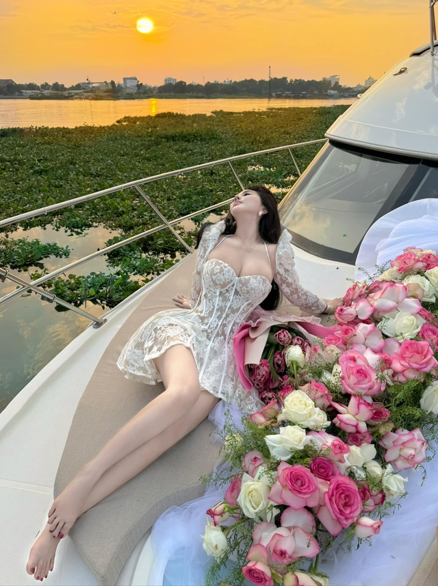 Thả dáng trên du thuyền, hot girl 2001 khoe ngoại hình căng đét, gợi cảm đến u mê- Ảnh 4. Thả dáng trên du thuyền, hot girl 2001 khoe ngoại hình căng đét, gợi cảm đến u mê- Ảnh 4.