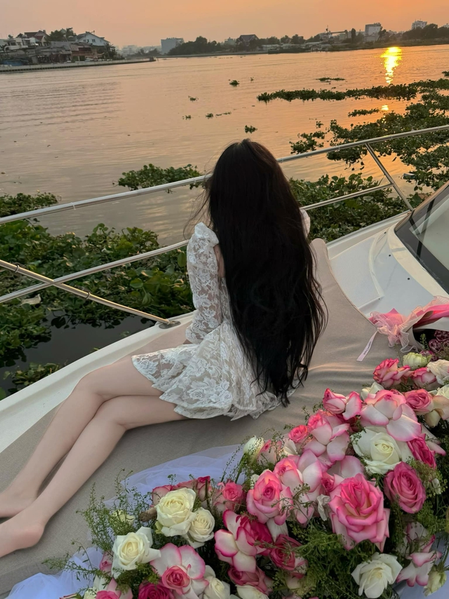 Thả dáng trên du thuyền, hot girl 2001 khoe ngoại hình căng đét, gợi cảm đến u mê- Ảnh 5. Thả dáng trên du thuyền, hot girl 2001 khoe ngoại hình căng đét, gợi cảm đến u mê- Ảnh 5.