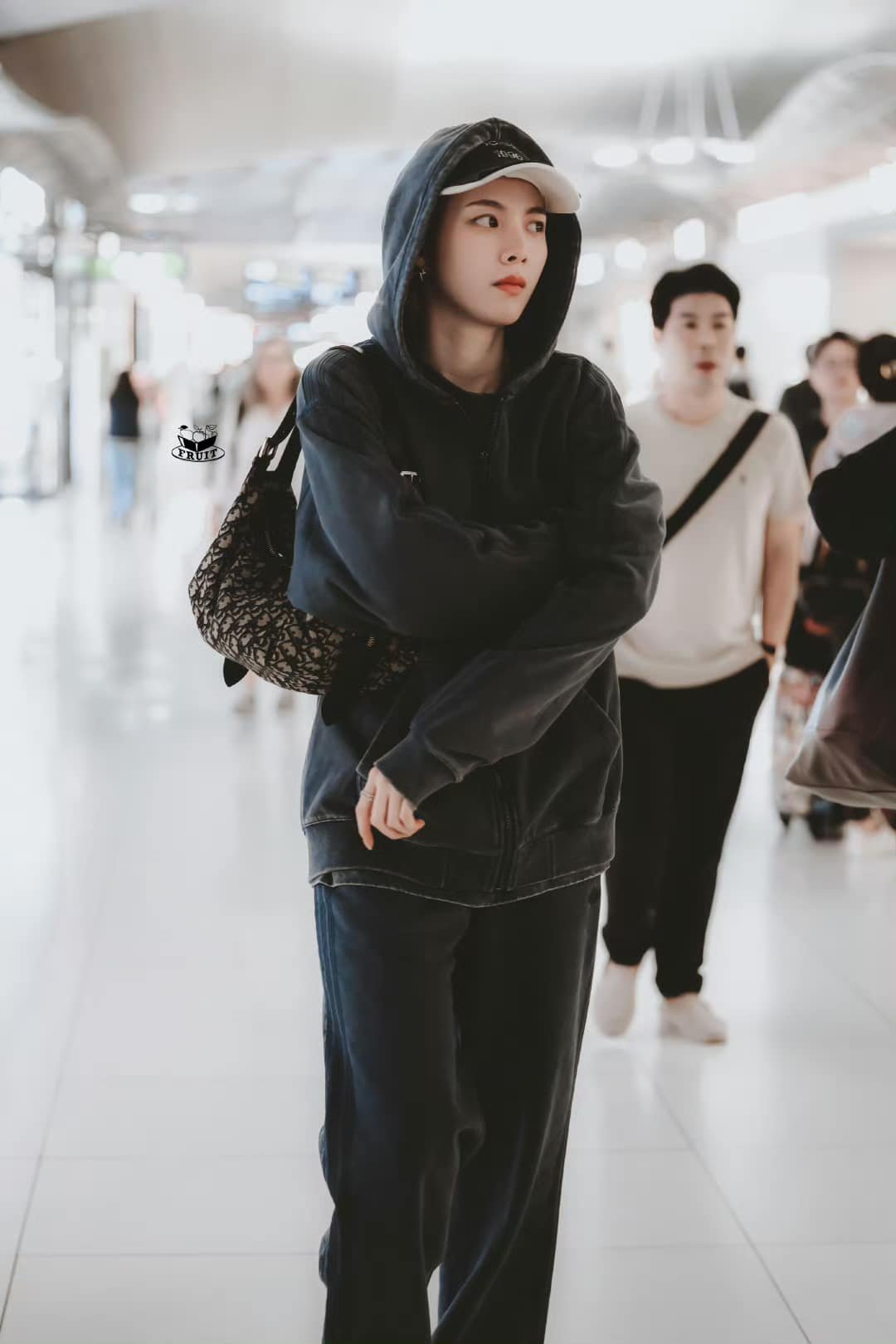 Tân Sơn Nhất chật kín fan vì cặp đôi bách hợp hot nhất Thái Lan, nhìn đến nhan sắc mà