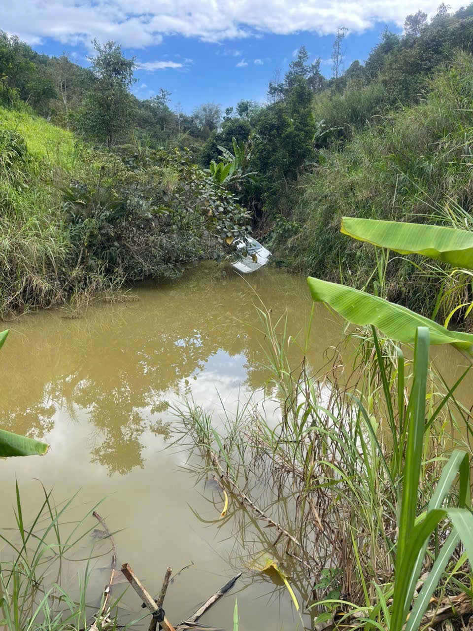 Sao nam Vbiz gây sốc khi đăng hiện trường tai nạn kinh hoàng: Ô tô lăn nhiều vòng, rơi xuống vực sâu 40m, đội cứu hộ bất lực- Ảnh 2. Sao nam Vbiz gây sốc khi đăng hiện trường tai nạn kinh hoàng: Ô tô lăn nhiều vòng, rơi xuống vực sâu 40m, đội cứu hộ bất lực- Ảnh 2.