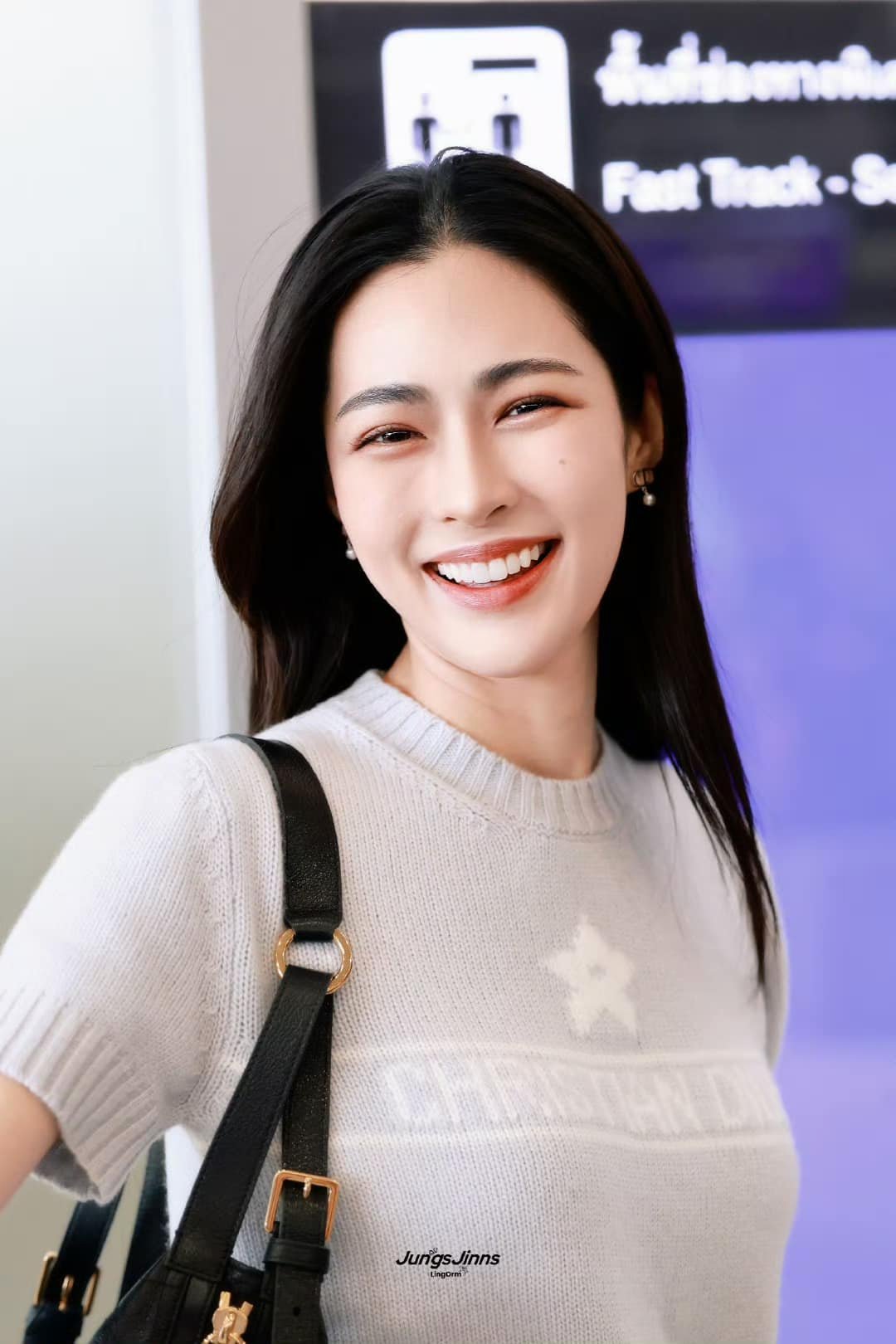 Tân Sơn Nhất chật kín fan vì cặp đôi bách hợp hot nhất Thái Lan, nhìn đến nhan sắc mà