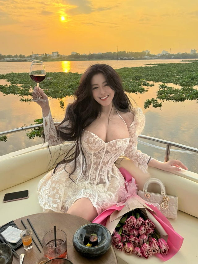 Thả dáng trên du thuyền, hot girl 2001 khoe ngoại hình căng đét, gợi cảm đến u mê- Ảnh 3. Thả dáng trên du thuyền, hot girl 2001 khoe ngoại hình căng đét, gợi cảm đến u mê- Ảnh 3.