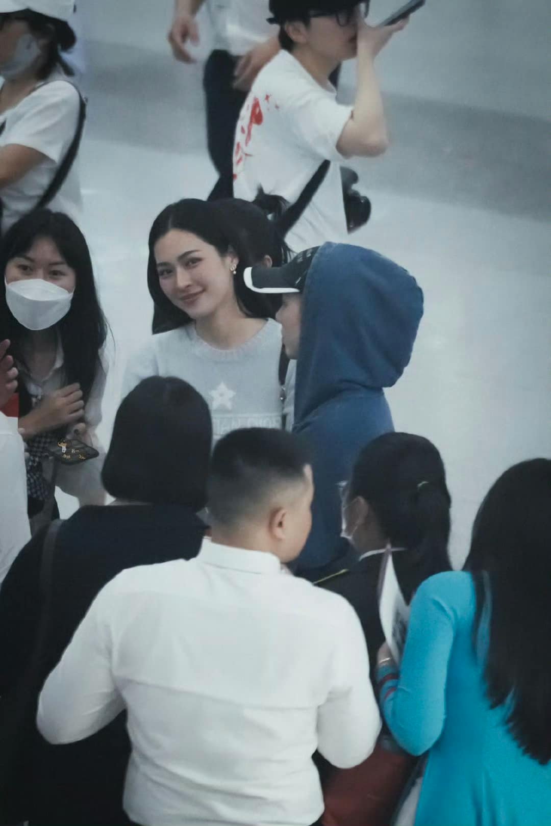 Tân Sơn Nhất chật kín fan vì cặp đôi bách hợp hot nhất Thái Lan, nhìn đến nhan sắc mà