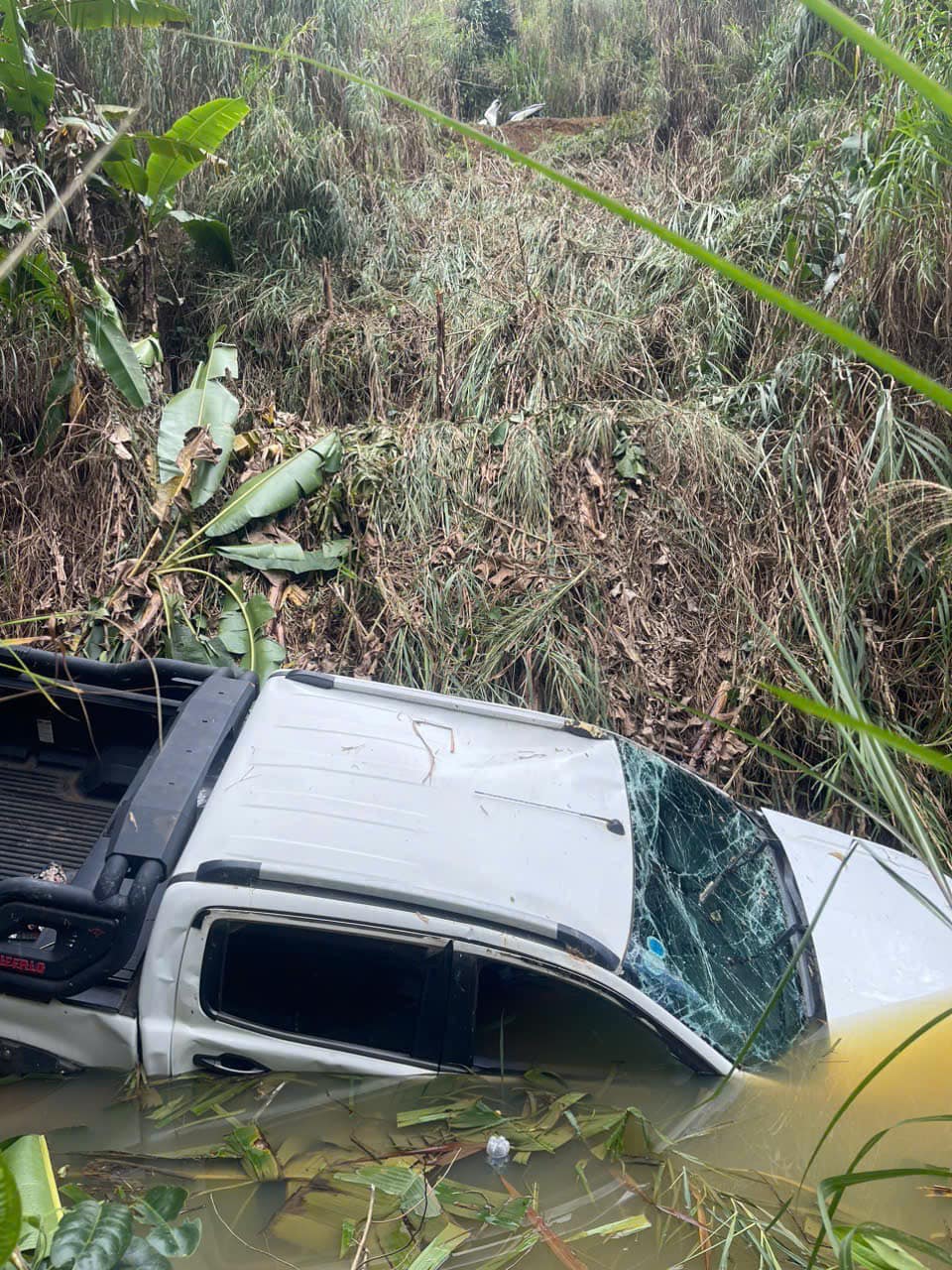 Sao nam Vbiz gây sốc khi đăng hiện trường tai nạn kinh hoàng: Ô tô lăn nhiều vòng, rơi xuống vực sâu 40m, đội cứu hộ bất lực- Ảnh 1. Sao nam Vbiz gây sốc khi đăng hiện trường tai nạn kinh hoàng: Ô tô lăn nhiều vòng, rơi xuống vực sâu 40m, đội cứu hộ bất lực- Ảnh 1.