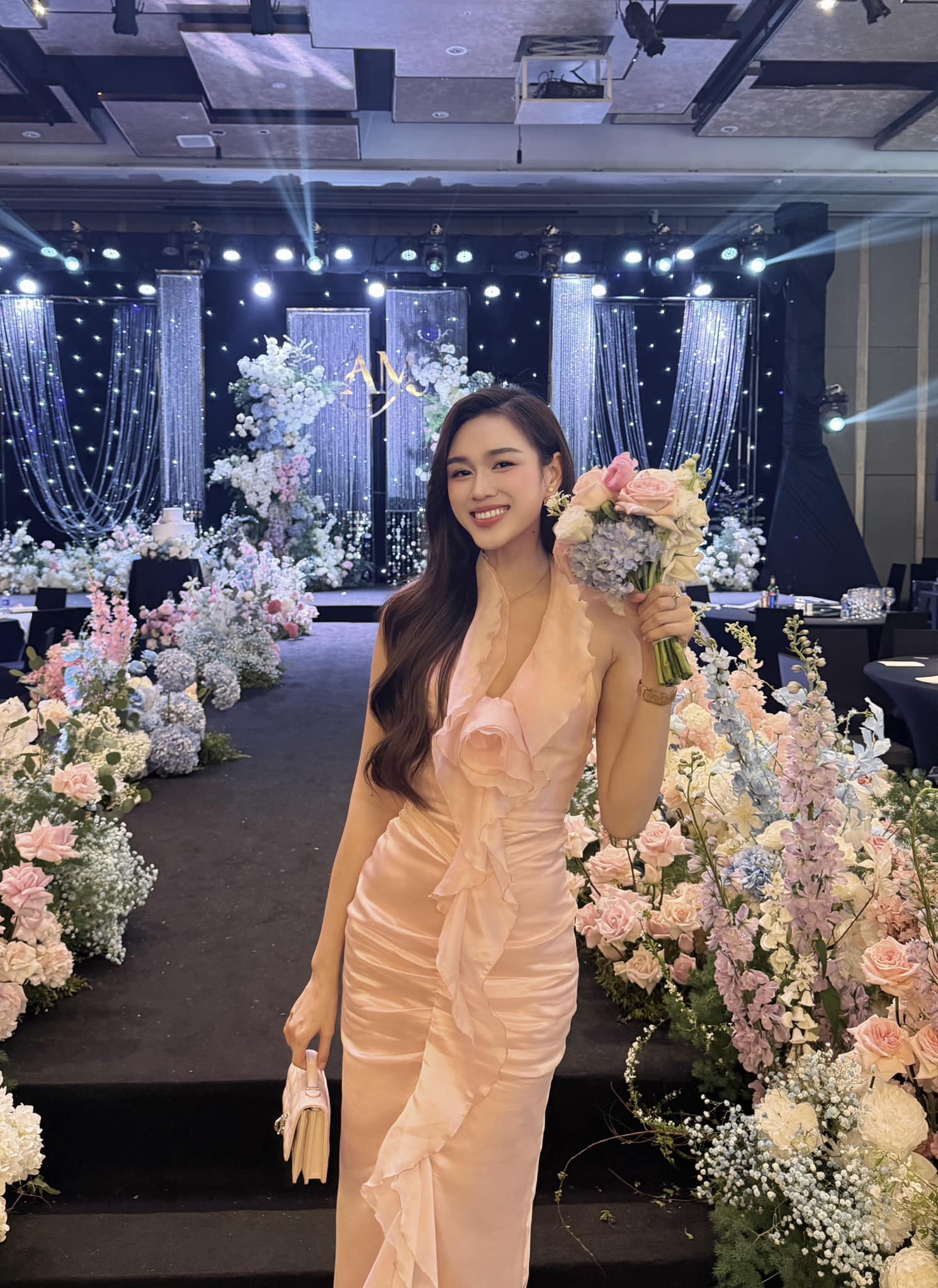 Hoa hậu Việt Nam phản ứng thế nào hậu lộ ảnh hẹn hò và nghi sắp cưới thiếu gia?- Ảnh 4. Hoa hậu Việt Nam phản ứng thế nào hậu lộ ảnh hẹn hò và nghi sắp cưới thiếu gia?- Ảnh 4.