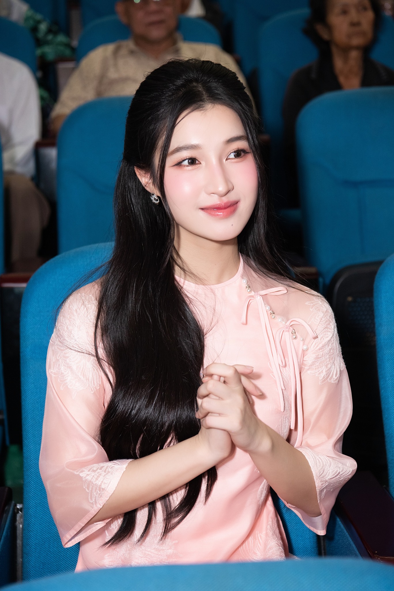 Á hậu Phương Nhi khoe visual phu nhân hào môn, vắng bóng cả năm vẫn