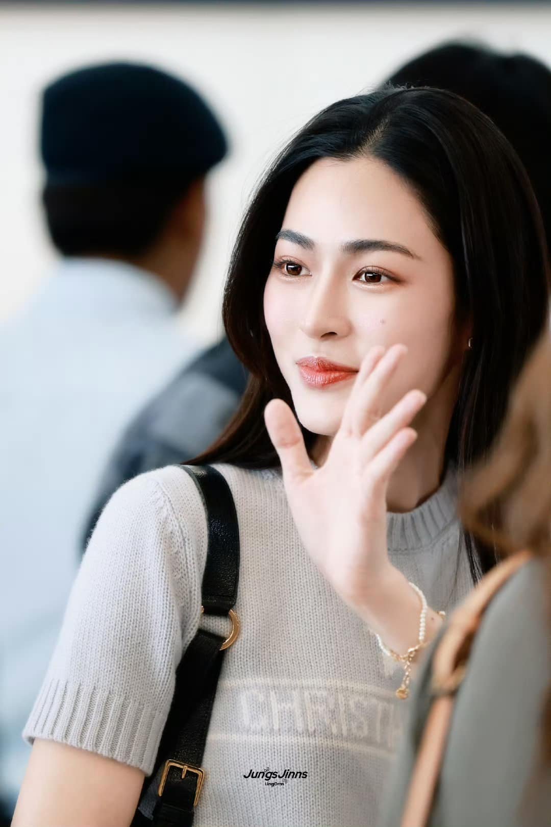 Tân Sơn Nhất chật kín fan vì cặp đôi bách hợp hot nhất Thái Lan, nhìn đến nhan sắc mà