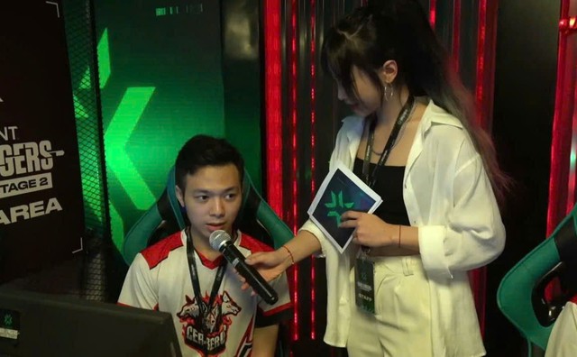 Nữ MC nóng bỏng lại khiến fan dấy lên sự