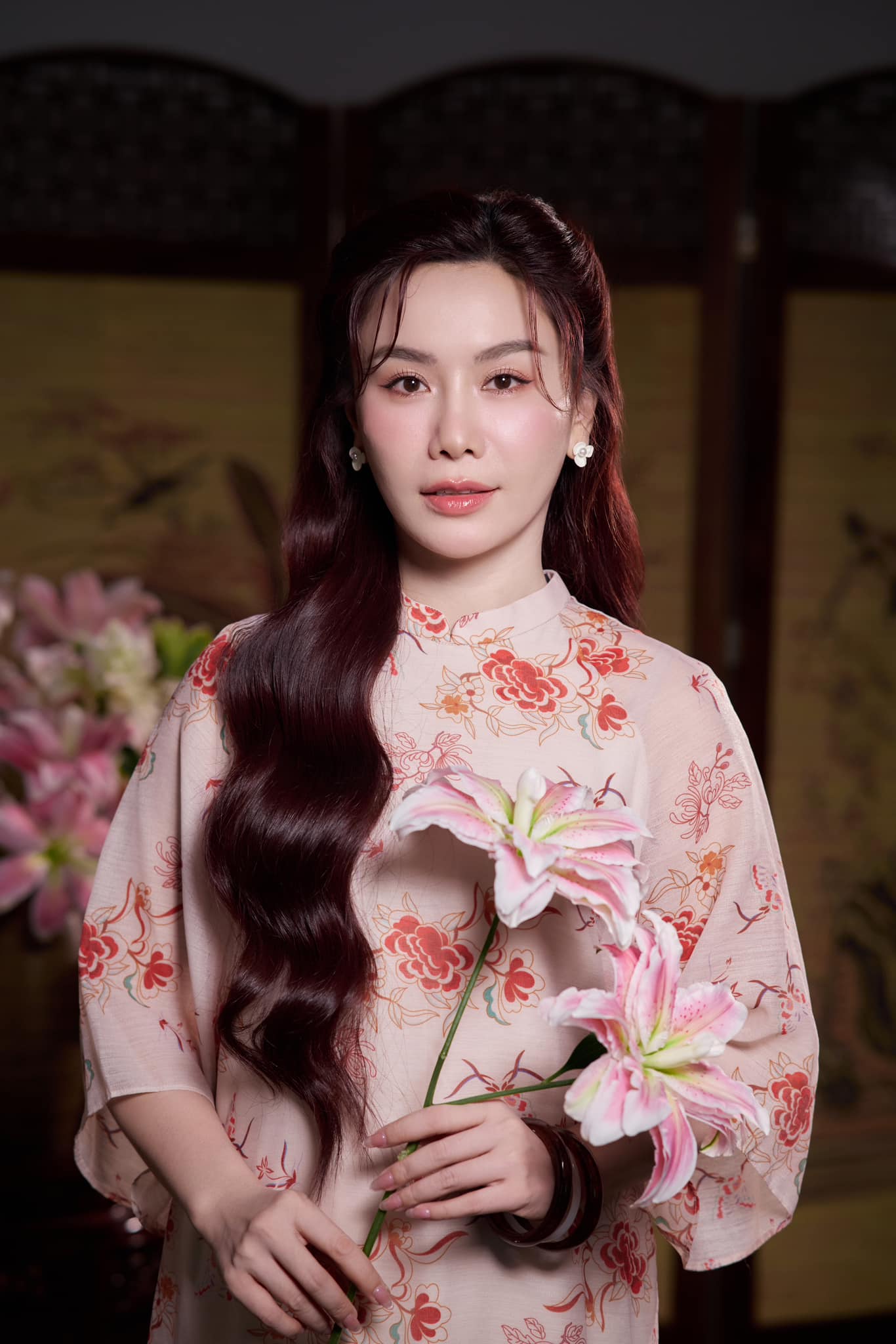 MC gây sốt với clip 4 triệu view ăn lòng se điếu: Sống trong nhà