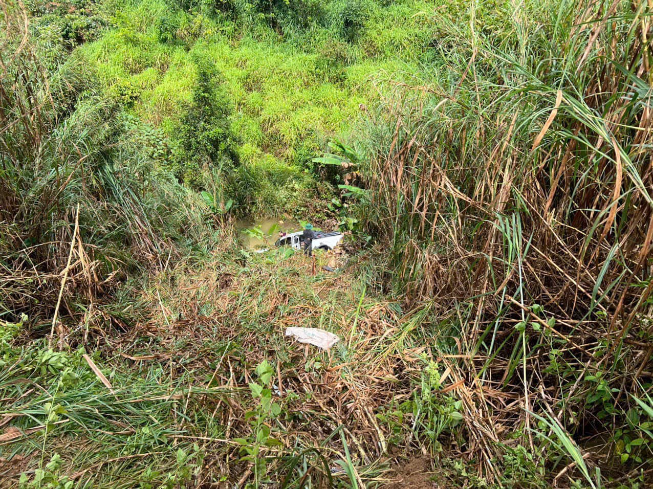 Sao nam Vbiz gây sốc khi đăng hiện trường tai nạn kinh hoàng: Ô tô lăn nhiều vòng, rơi xuống vực sâu 40m, đội cứu hộ bất lực- Ảnh 3. Sao nam Vbiz gây sốc khi đăng hiện trường tai nạn kinh hoàng: Ô tô lăn nhiều vòng, rơi xuống vực sâu 40m, đội cứu hộ bất lực- Ảnh 3.