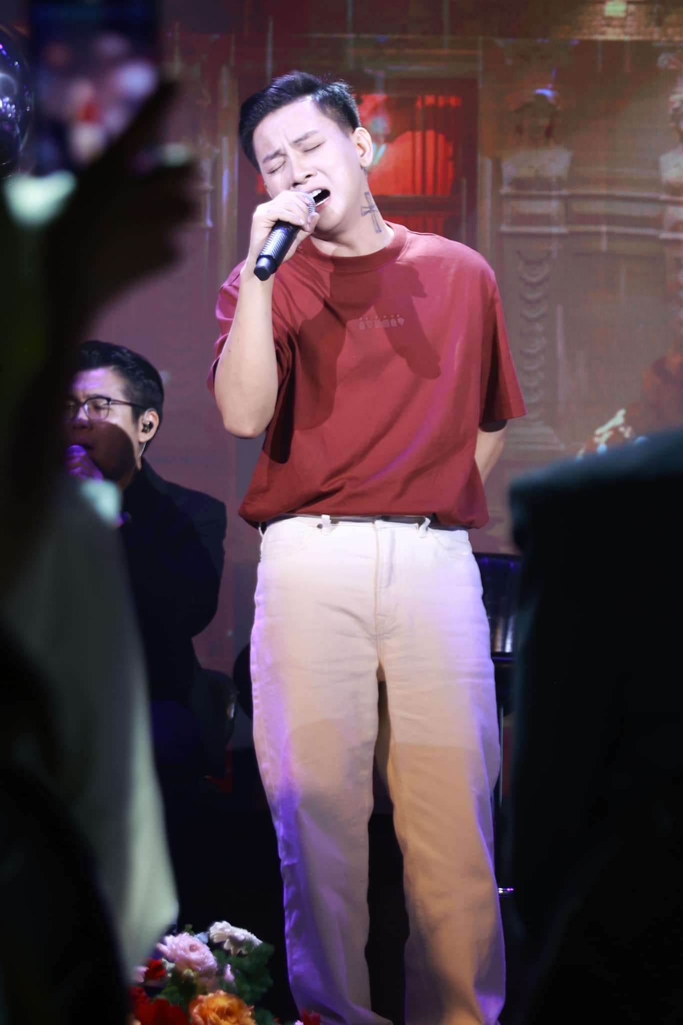 Hoài Lâm lộ hình ảnh lạ sau thời gian phát tướng: Giảm cân hay photoshop?- Ảnh 6. Hoài Lâm lộ hình ảnh lạ sau thời gian phát tướng: Giảm cân hay photoshop?- Ảnh 6.