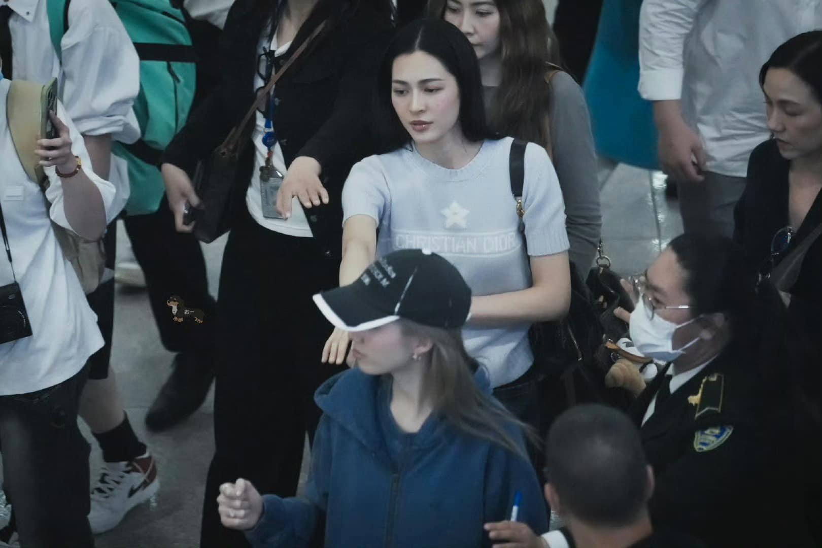 Tân Sơn Nhất chật kín fan vì cặp đôi bách hợp hot nhất Thái Lan, nhìn đến nhan sắc mà