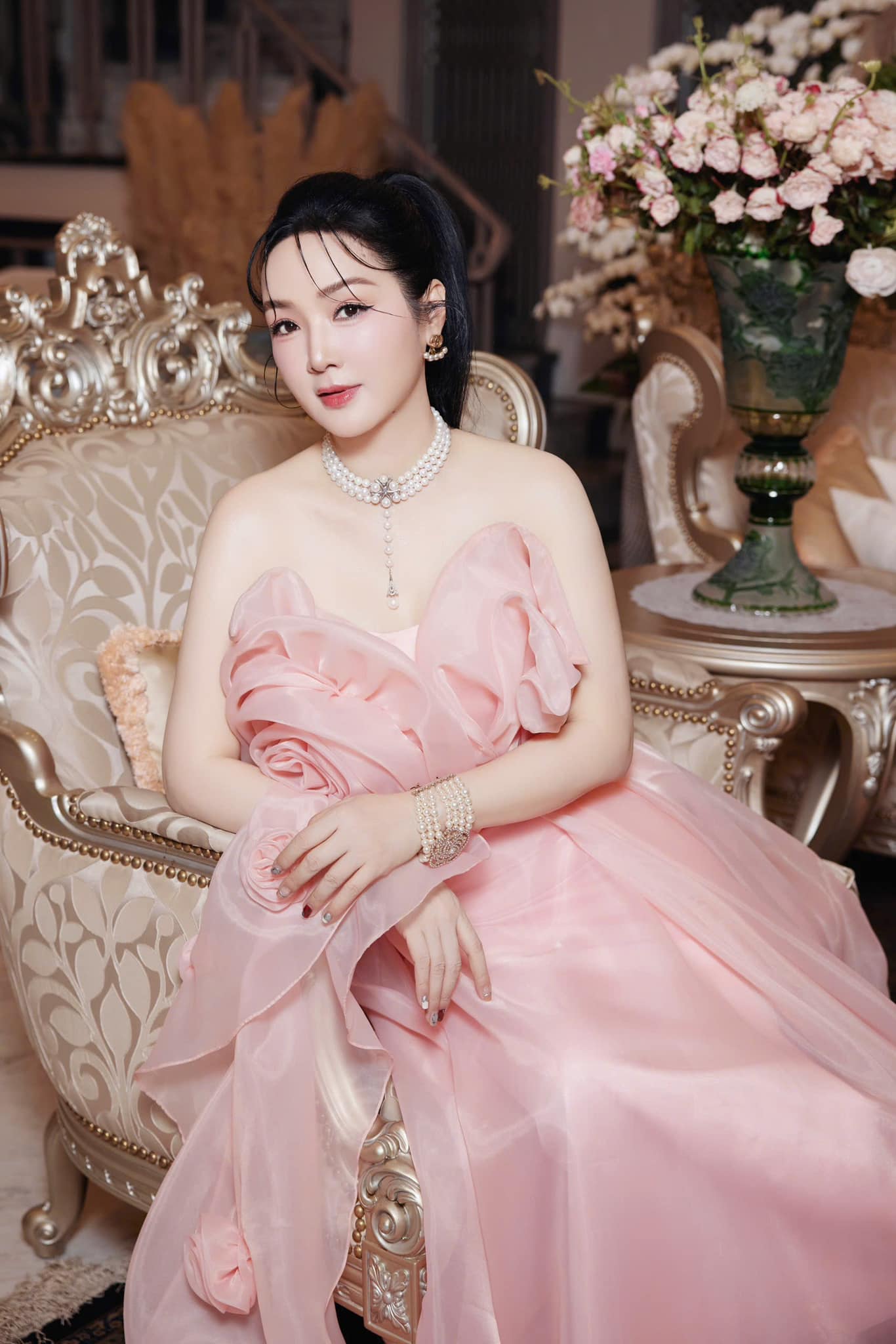 Nữ nghệ sĩ sở hữu biệt thự 4 tầng, rộng 1000m2 ở Thủ Đức, 54 tuổi đẹp nuột nà như 20 nhưng lẻ bóng- Ảnh 1.