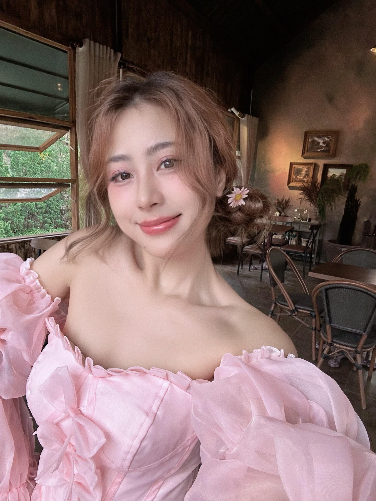 Nữ TikToker biến hình phong cách