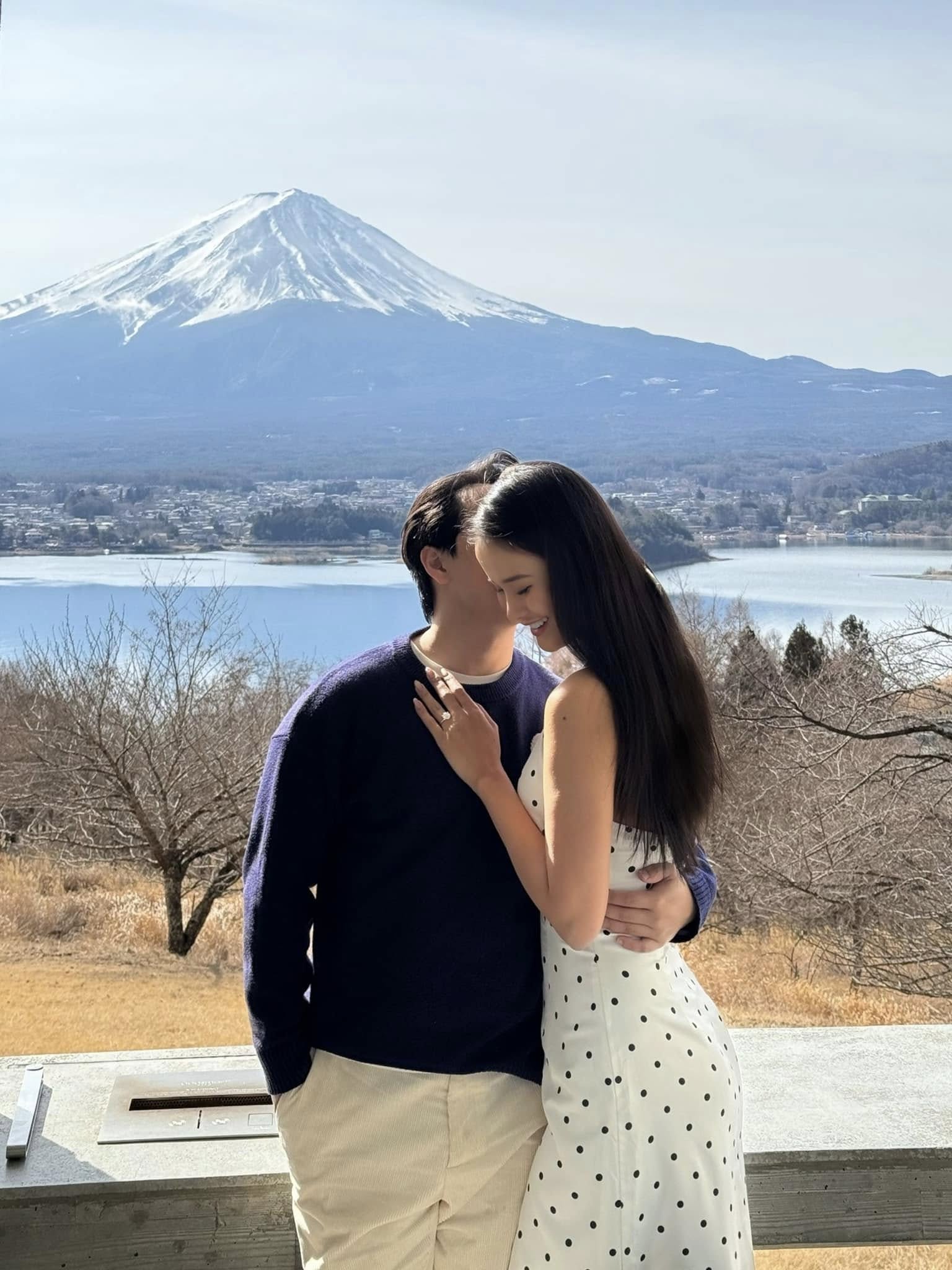 Á hậu Việt vừa được cầu hôn tại Phú Sĩ đang mang thai con đầu lòng?- Ảnh 8. Á hậu Việt vừa được cầu hôn tại Phú Sĩ đang mang thai con đầu lòng?- Ảnh 8.