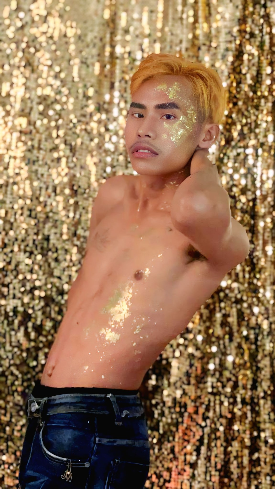 Khoảnh khắc khiến netizen xôn xao của đương kim Nam vương Campuchia và chàng trai Khoảnh khắc khiến netizen xôn xao của đương kim Nam vương Campuchia và chàng trai