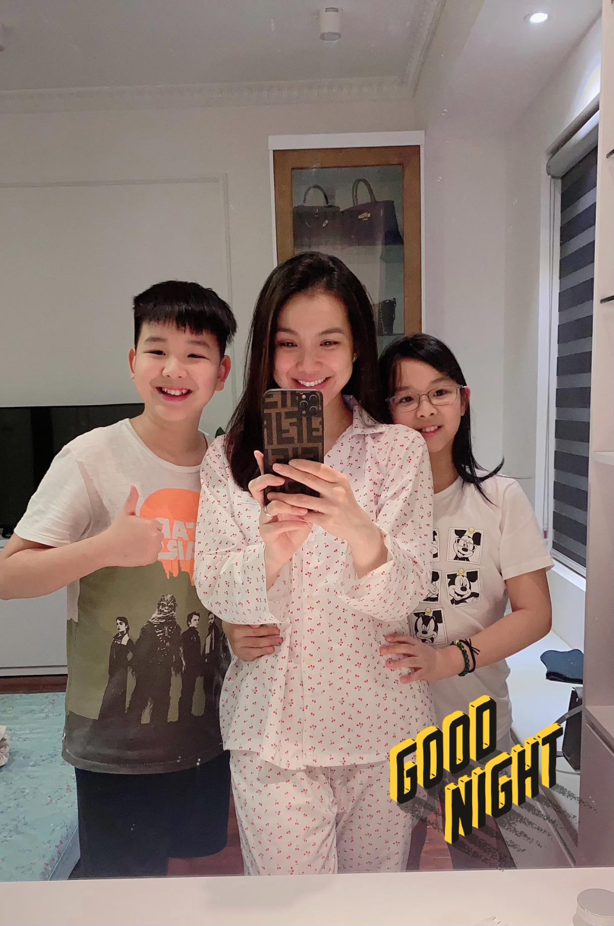 Bé gái Vbiz đeo kính cận nép sau lưng mẹ Hoa hậu nay cao vượt trội, visual cỡ nào mà 99% bình luận trầm trồ?- Ảnh 4.