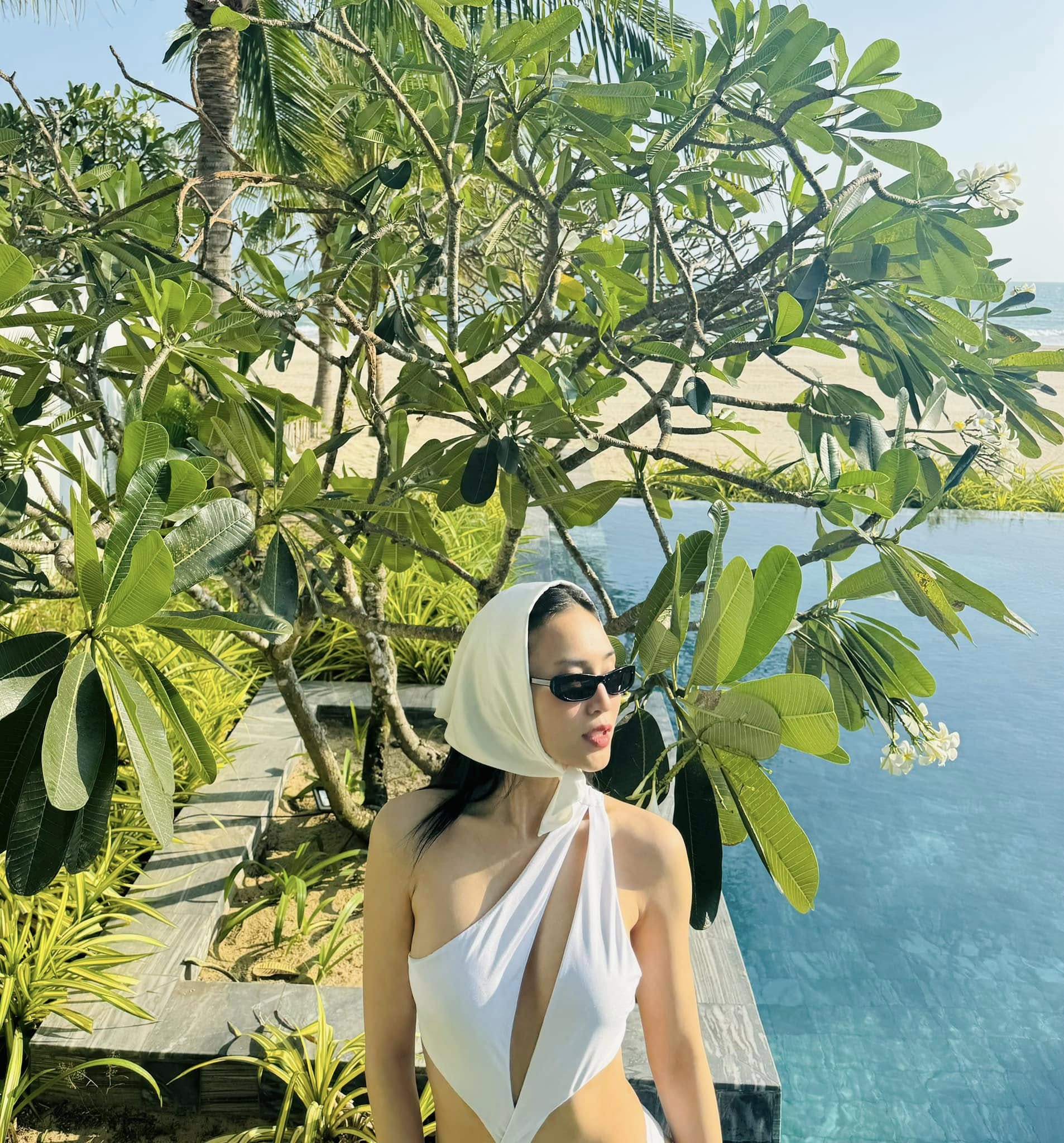 Ninh Dương Lan Ngọc hở bạo với bikini cắt xẻ cực cháy, vòng 1 lấp ló