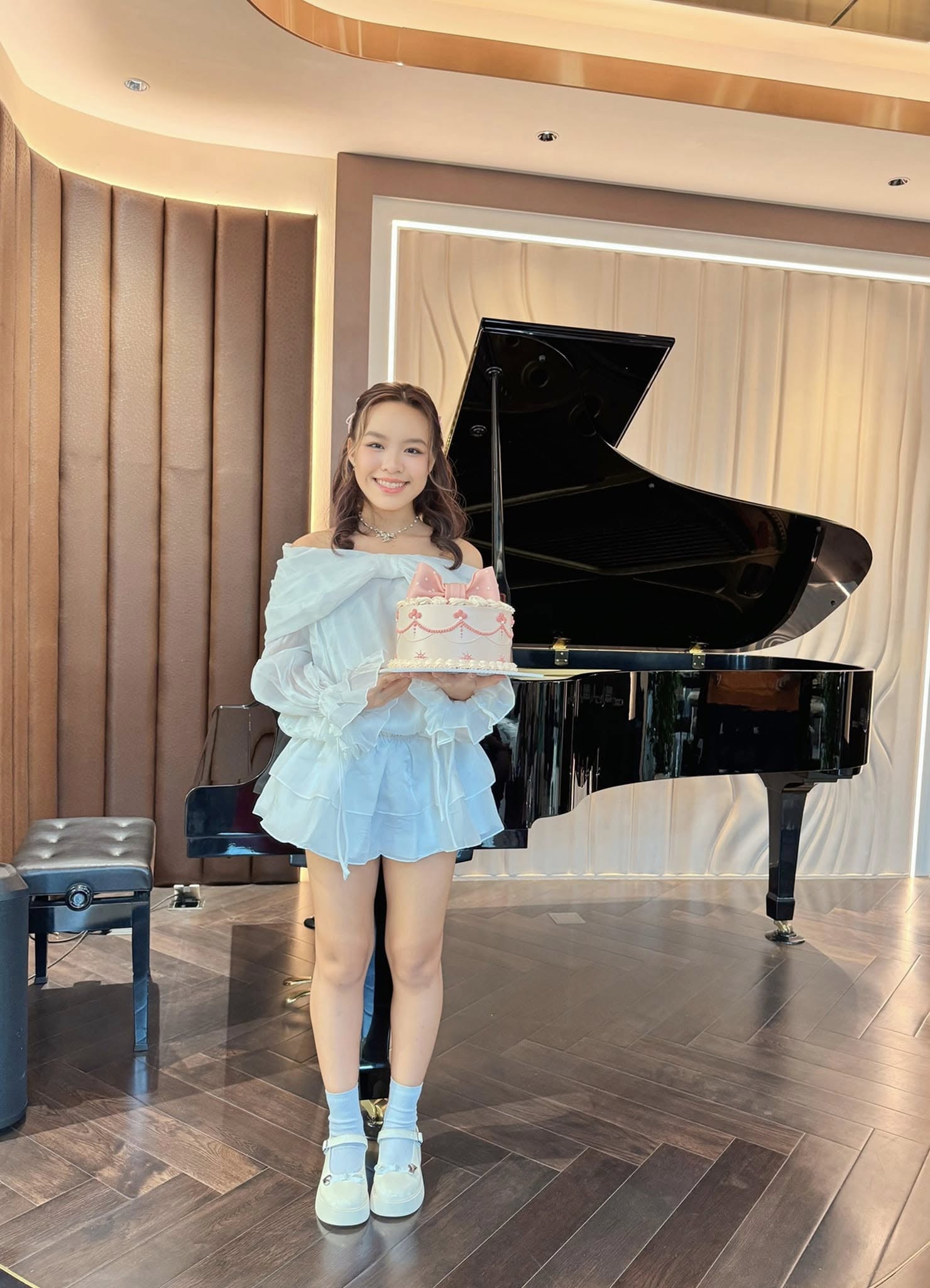 Ái nữ ít lộ diện của diễn viên hài Việt Hương: 16 tuổi cao vượt trội mẹ, không chỉ học giỏi mà còn rất xinh xắn- Ảnh 6.