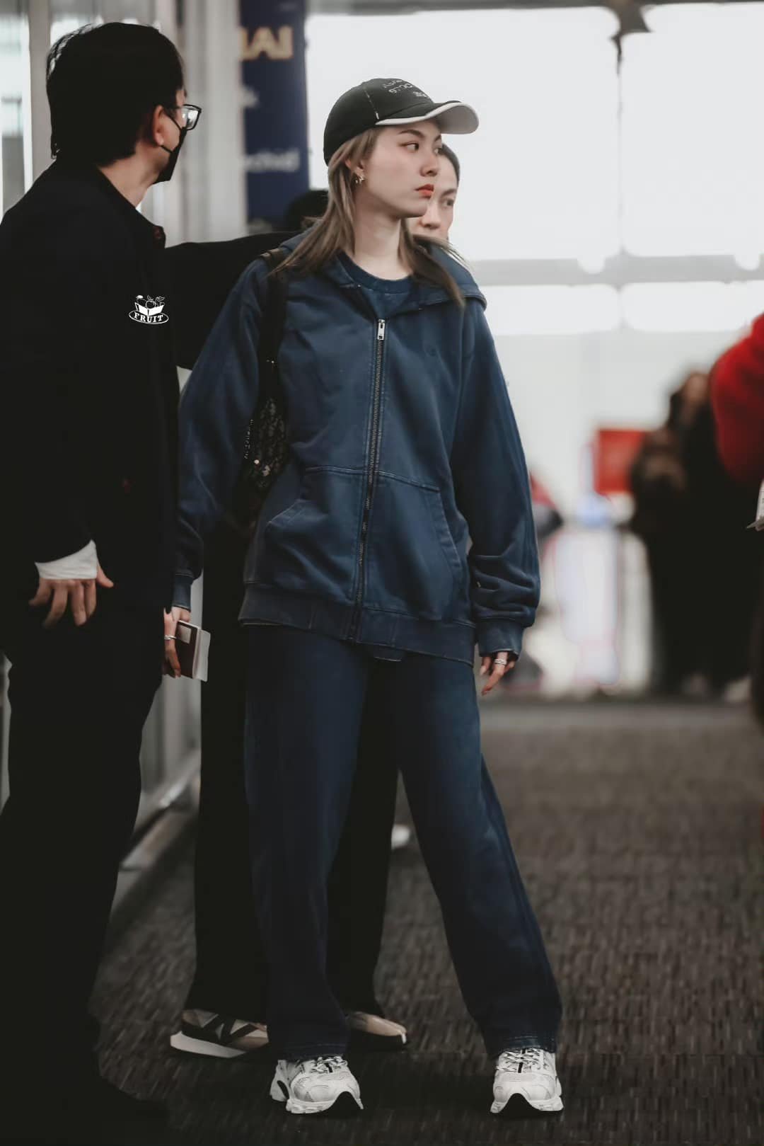 Tân Sơn Nhất chật kín fan vì cặp đôi bách hợp hot nhất Thái Lan, nhìn đến nhan sắc mà