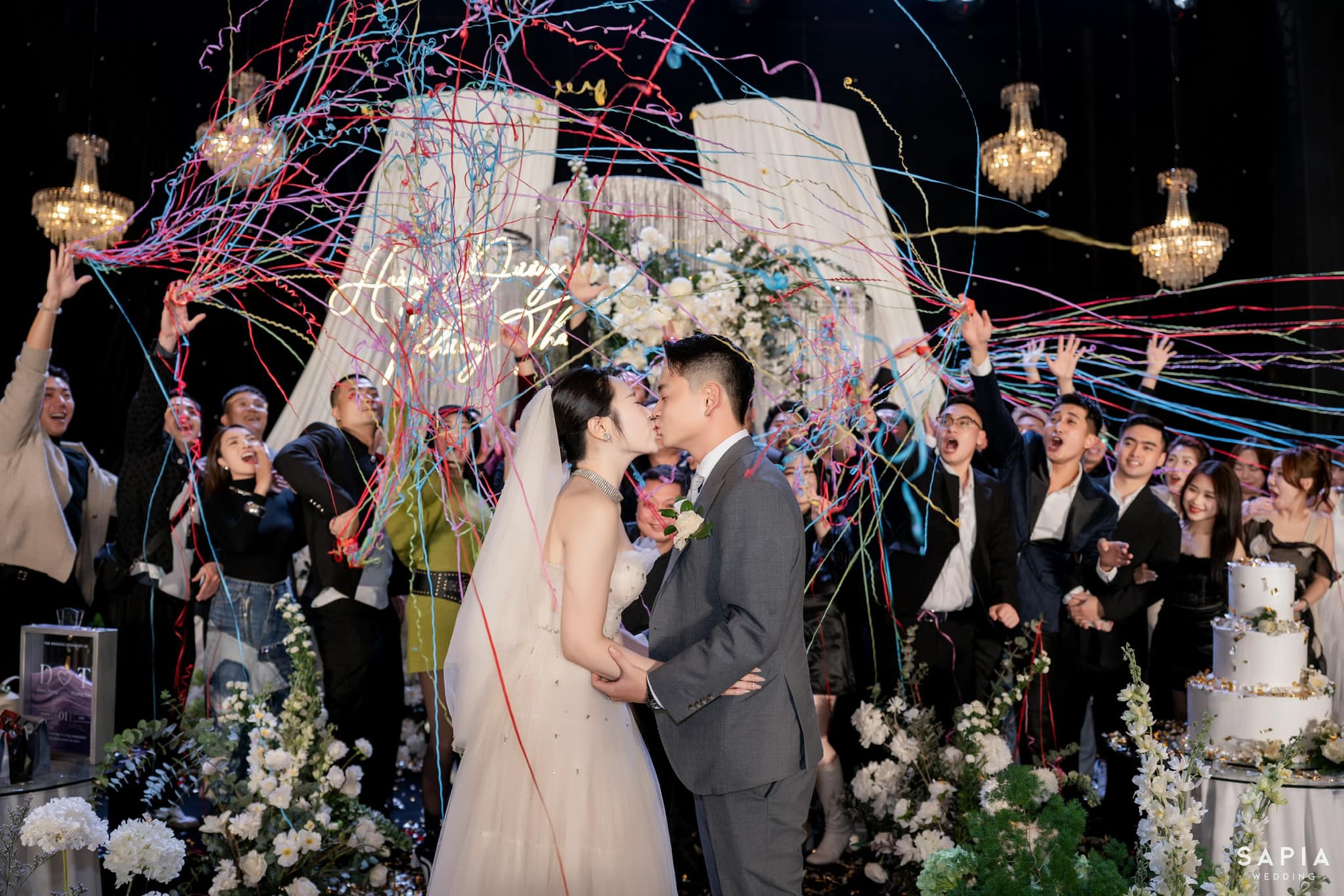 Ảnh nét căng hôn lễ của sao nam Vbiz và vợ yêu 9 năm, không quên nhắn gửi 1 câu tới bố quá cố- Ảnh 4. Ảnh nét căng hôn lễ của sao nam Vbiz và vợ yêu 9 năm, không quên nhắn gửi 1 câu tới bố quá cố- Ảnh 4.